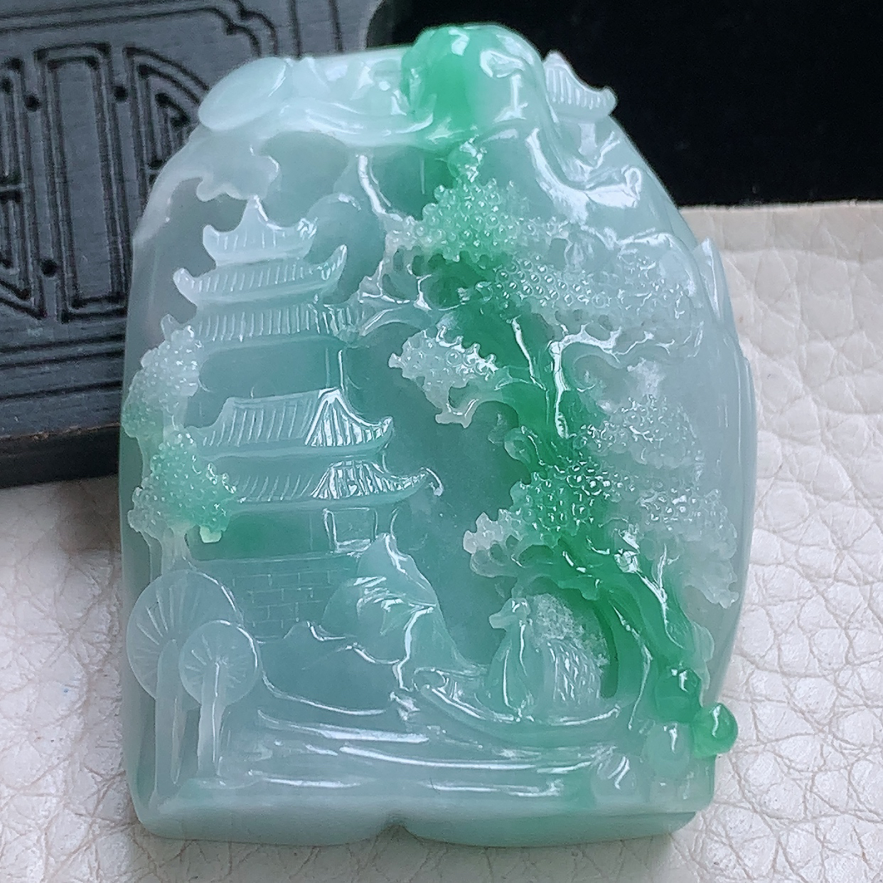 zz3实拍50*37.5*11.5天然缅甸翡翠飘绿精雕大山水牌吊坠