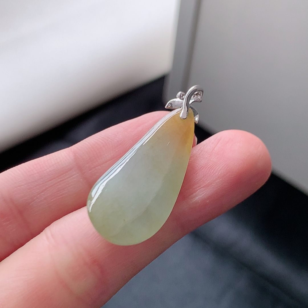 冰飘黄福瓜吊坠。翠色明媚 种老水润，饱满细腻，佩戴优雅时尚 货号35602，36.9-13.3-5.1