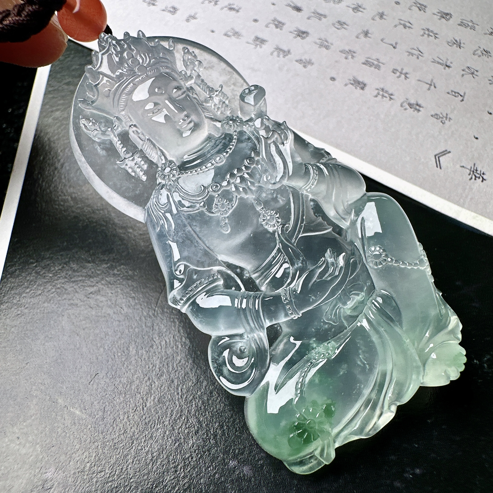 【玻璃种飘绿自在观音】种老质地细腻，冰润纯净，光感好。雕工精美，收藏品质