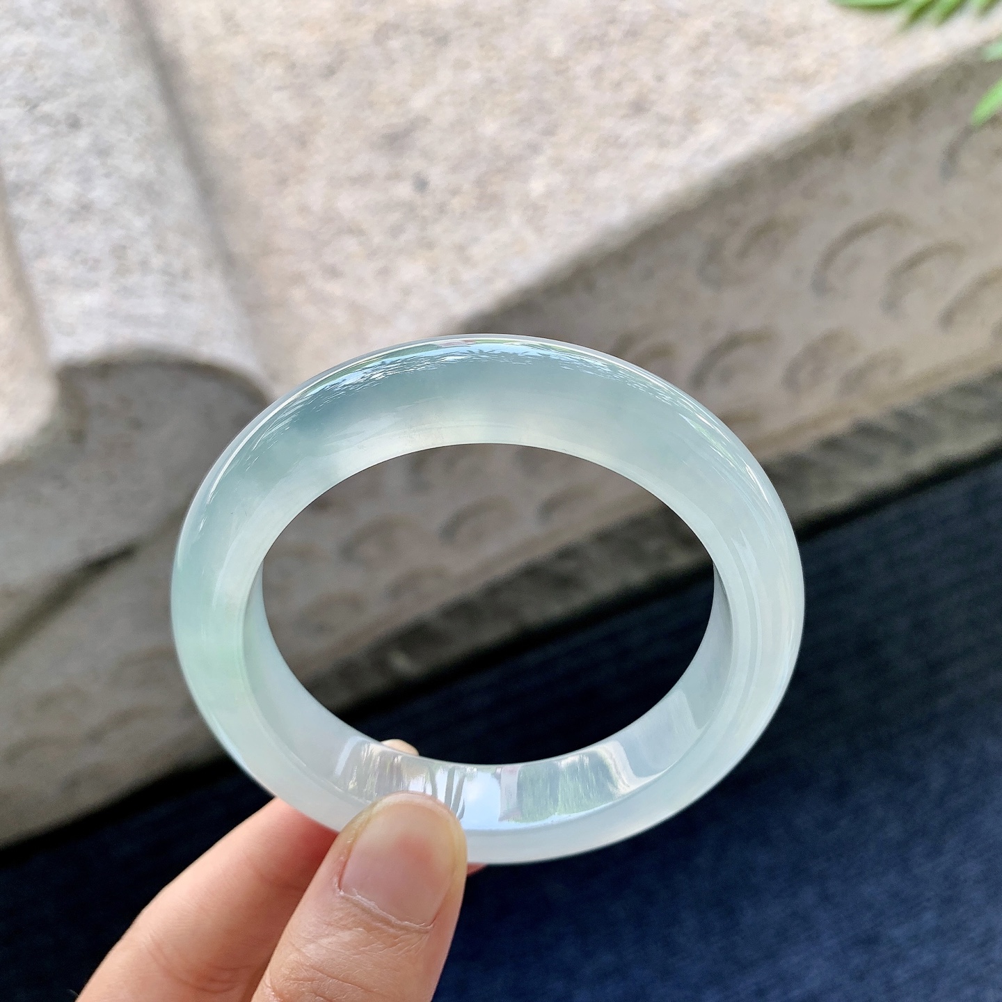 正圈53 54【圈口】53.8/12/9【编码】G7060551【描述】冰底色，水润，种老，细腻，打灯有絮线