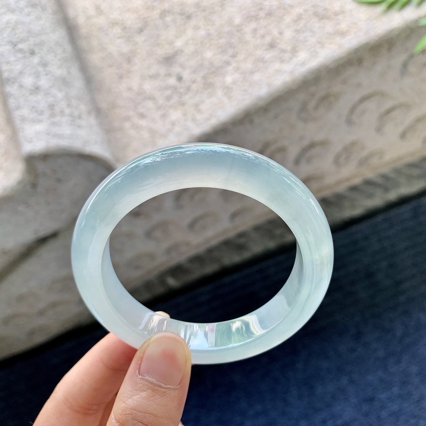 正圈53 54【圈口】53.8/12/9【编码】G7060551【描述】冰底色，水润，种老，细腻，打灯有絮线
