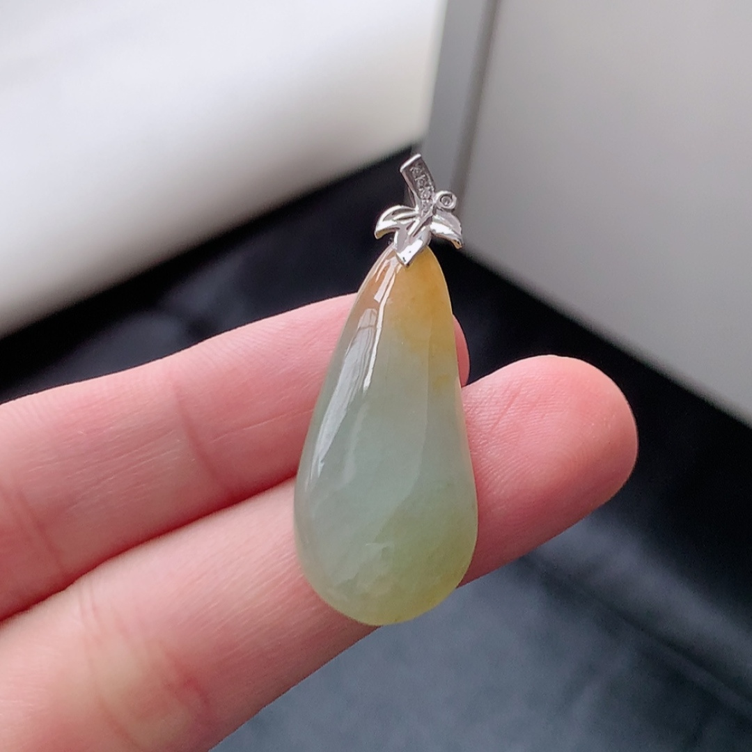 冰飘黄福瓜吊坠。翠色明媚 种老水润，饱满细腻，佩戴优雅时尚 货号35602，36.9-13.3-5.1