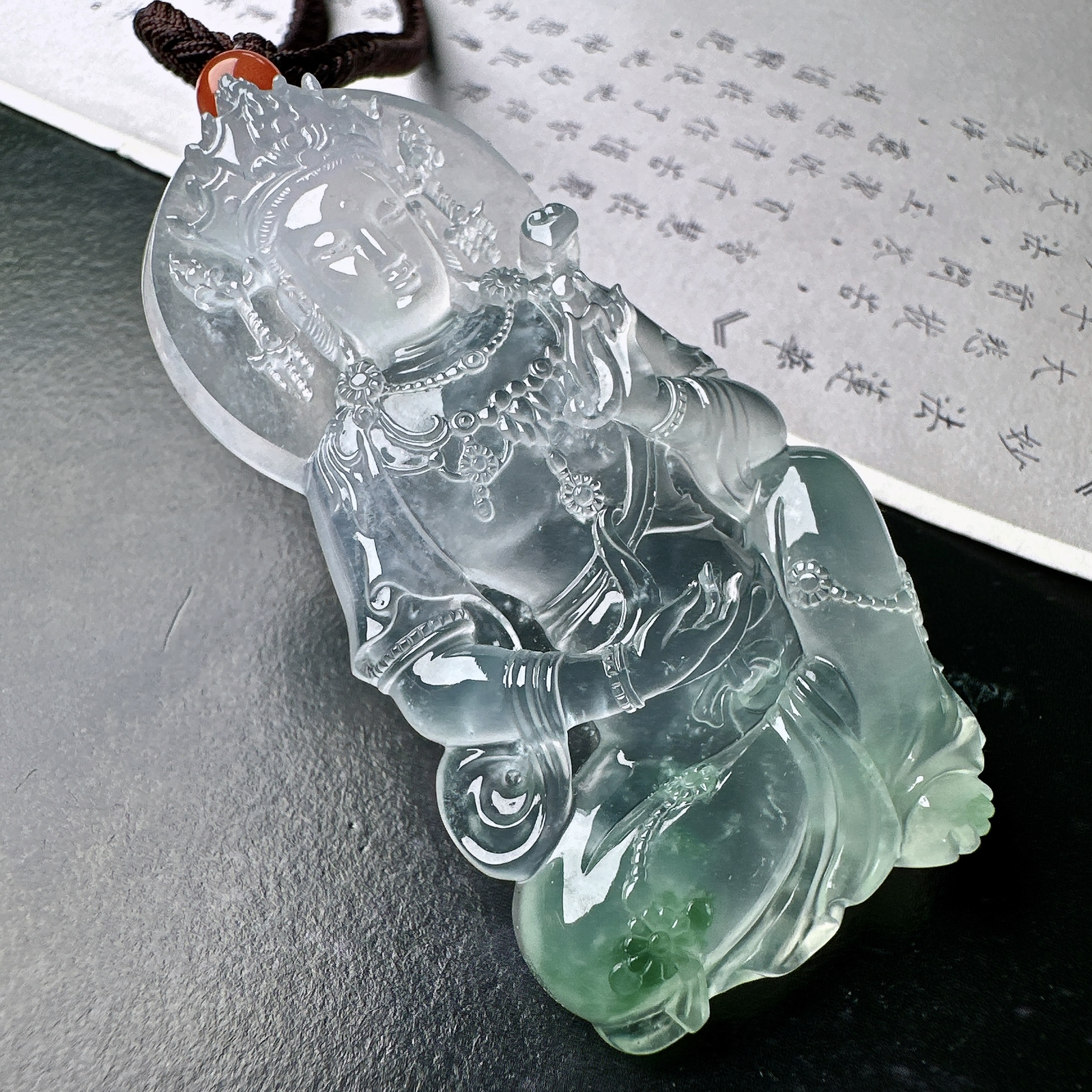 【玻璃种飘绿自在观音】种老质地细腻，冰润纯净，光感好。雕工精美，收藏品质