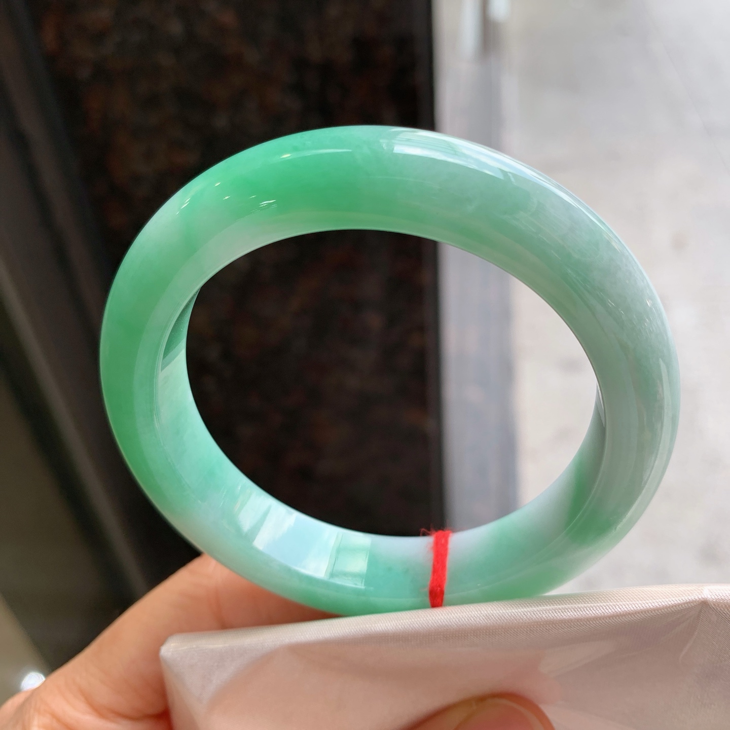 正圈飘绿 微细纹 尺寸：56.2/12.4/9.3 细腻