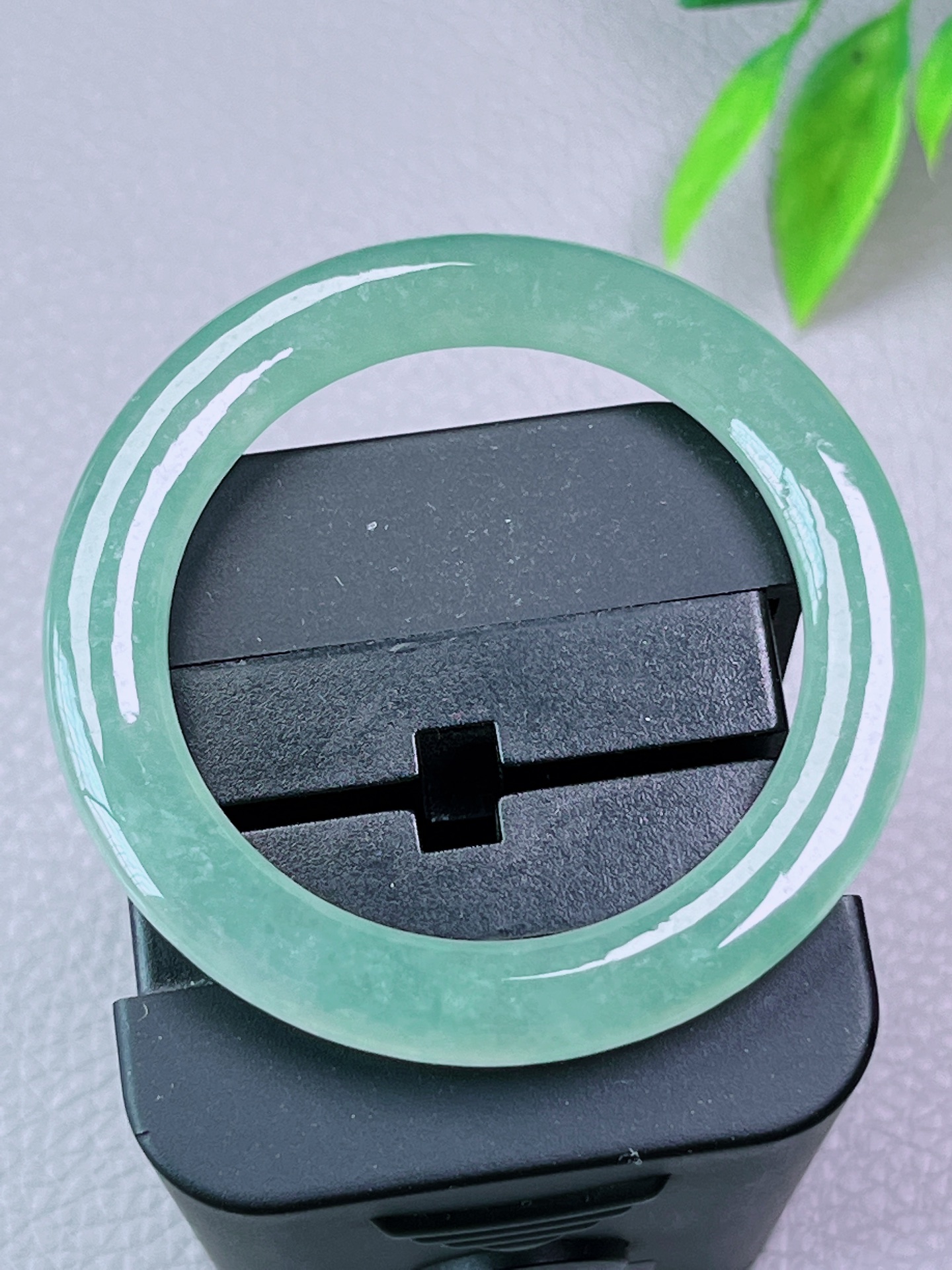 童镯，无裂，精致，冰透水润，起荧光，尺寸：36.5