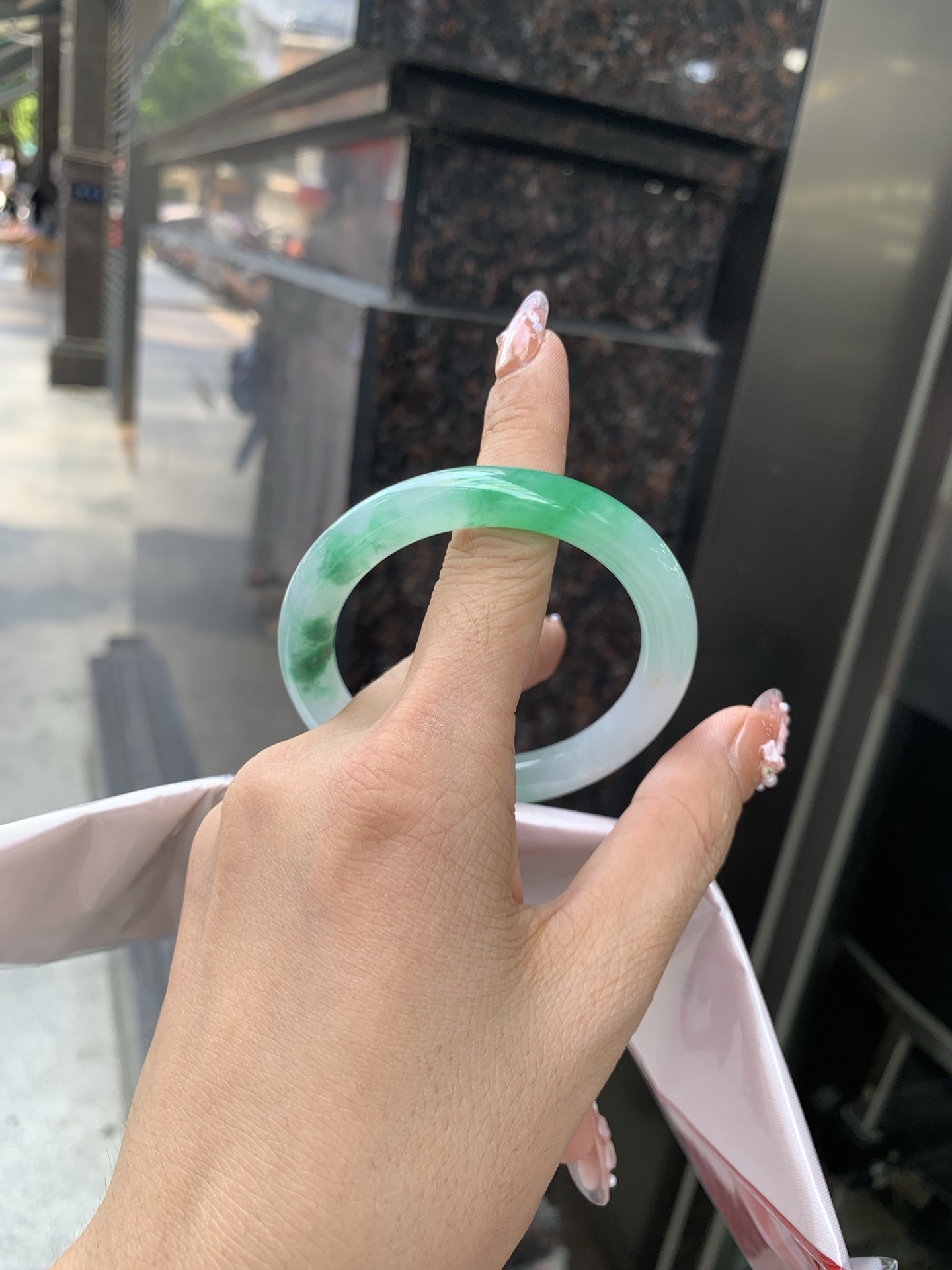 冰阳绿花美人条 50.3-8.6-8.4 0604-N890 底妆冰润细腻，春风十里不如腕间一抹绿，阳绿花如春日的嫩草，仙气缭绕，很有意境，古典优雅令人沉醉其中