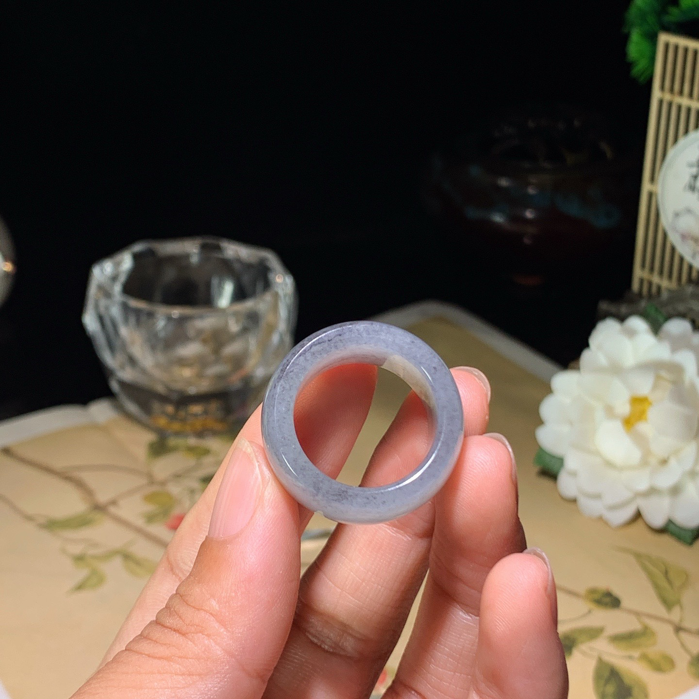 新疆和田玉籽料青花扳指 内径20尺寸12/4重10.4克。玉质细腻油润。手推出油。佩戴高端典雅。lt260602
