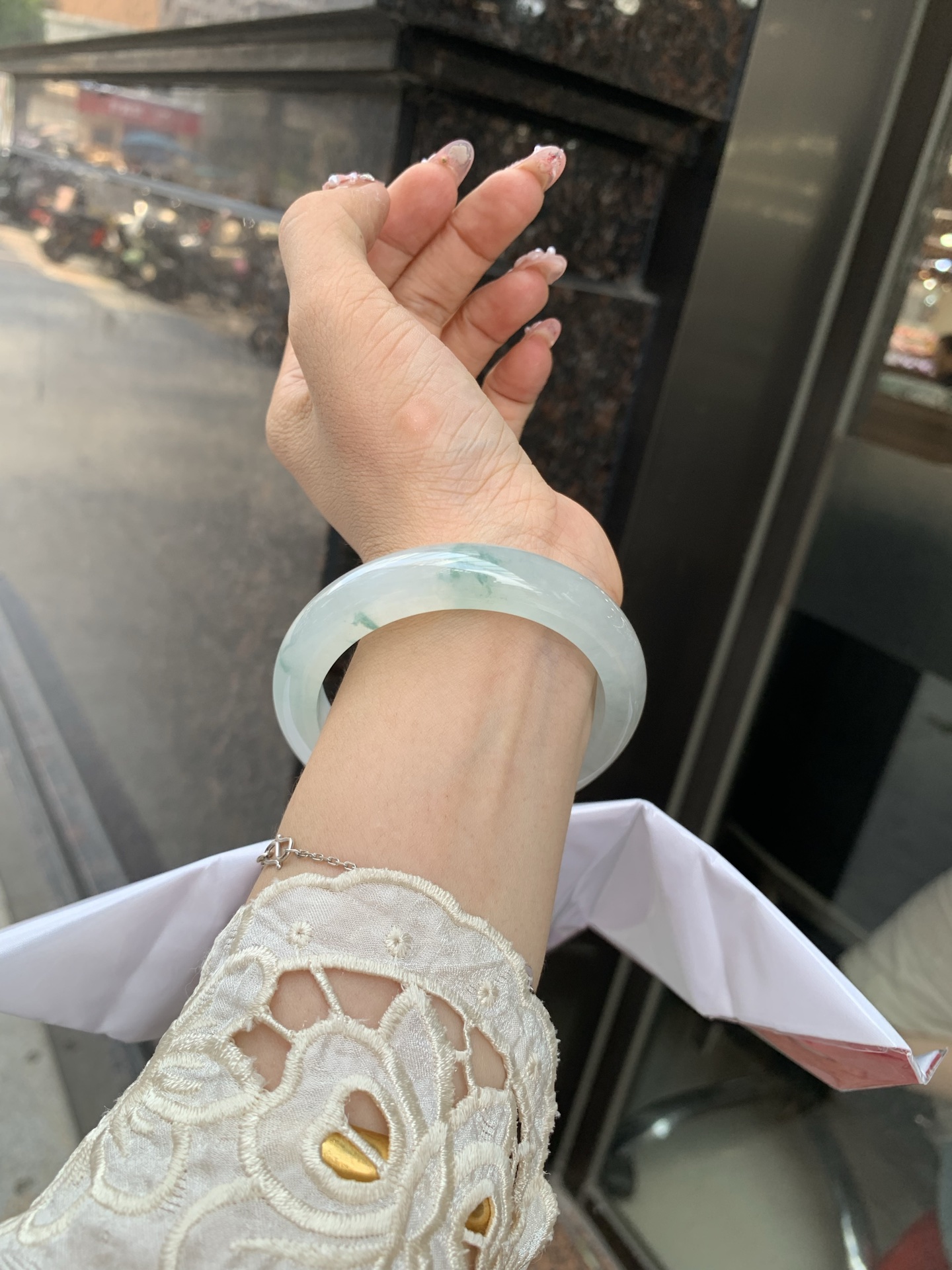 冰飘花正圈 55.3-8.5-12 0604-N887 打灯细纹，底妆冰润素白，冰底中开出了朵朵蓝花，飘花灵动飘逸，勾勒出一幅唯美诗意的山水意境画，古典优雅又秀气