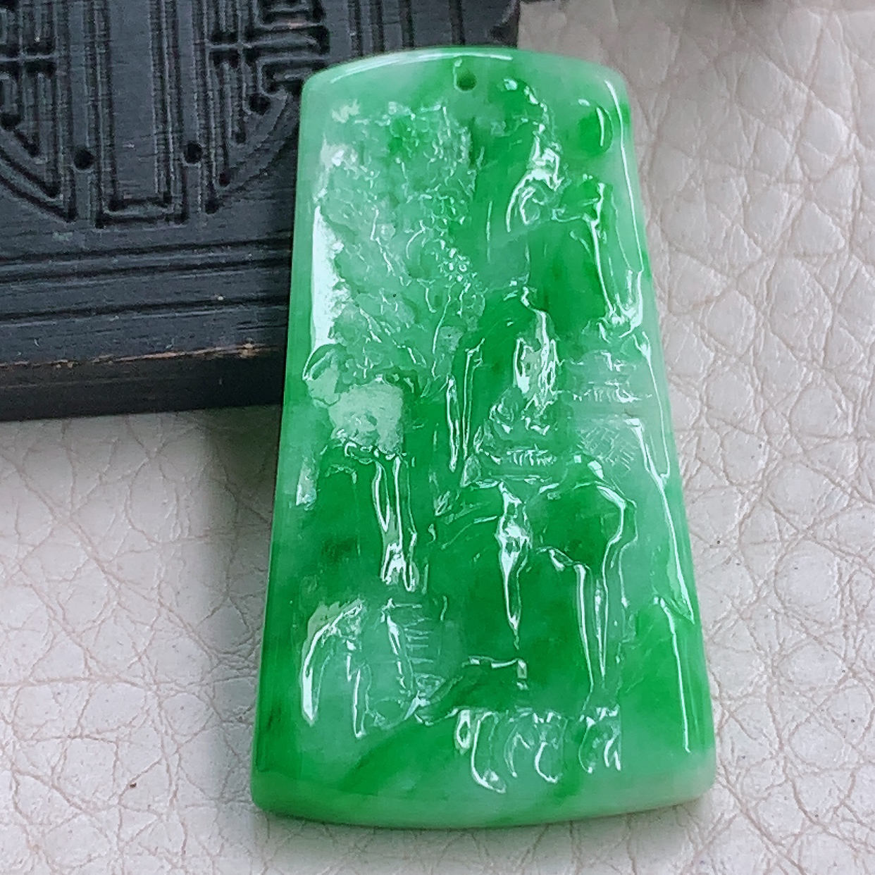 zz3实拍40.3*21.8*5天然缅甸翡翠阳绿小山水牌吊坠