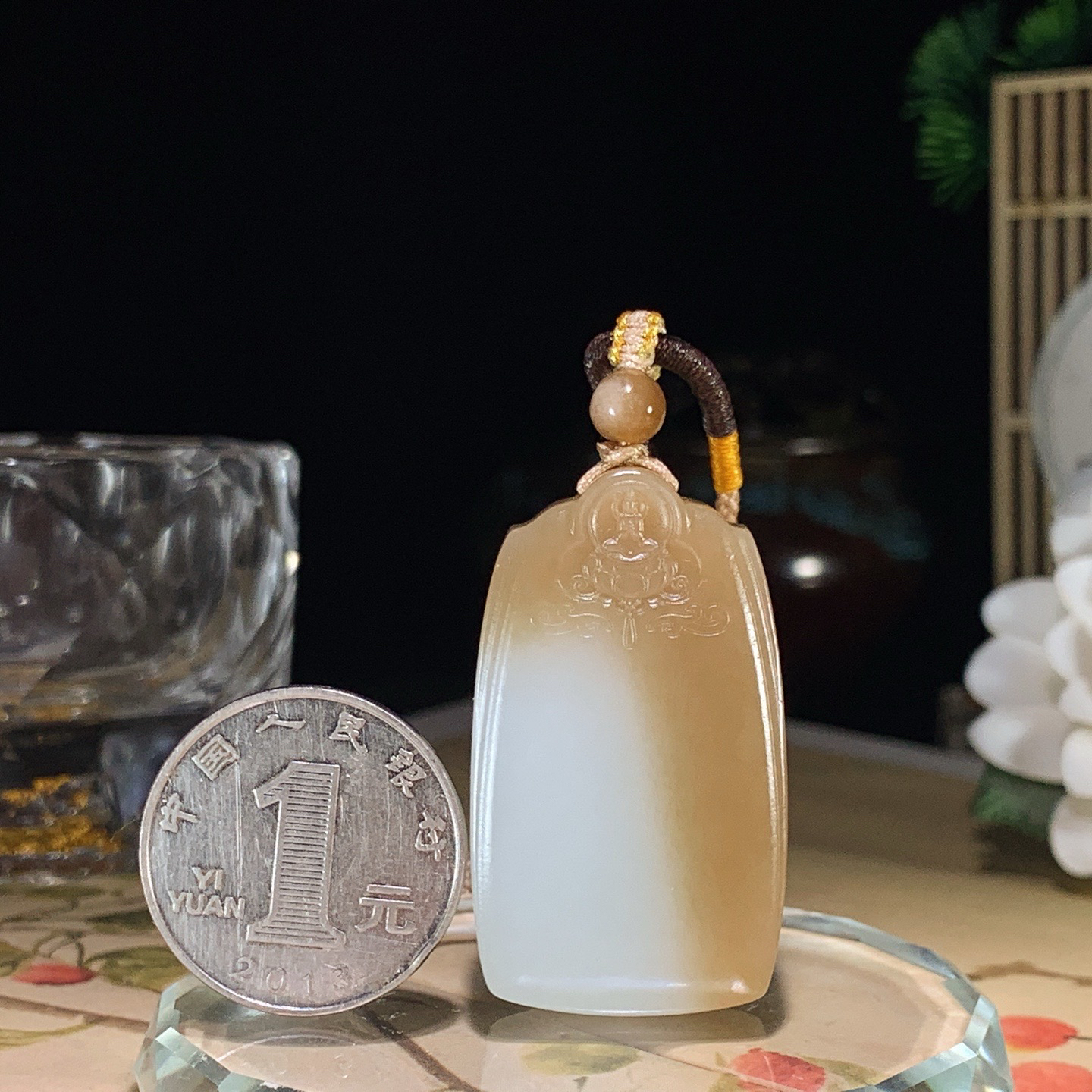 新疆且末糖白玉平安无事牌挂件 尺寸41/24/8重22.5克。玉质细腻油润。手推出油。佩戴高端典雅。lt260602