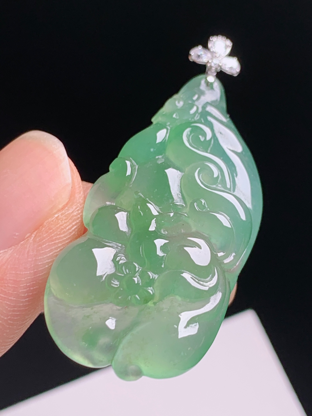 晴水绿九尾狐吊坠，冰润满胶，钻石镶扣温婉雅致
