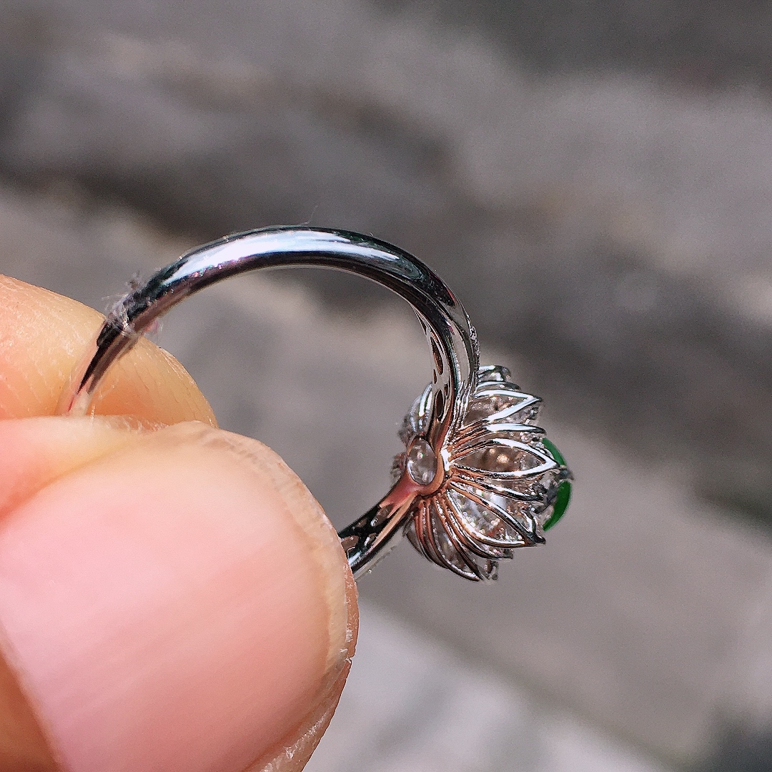 ️阳绿蛋面戒指，18k金豪华镶嵌，无裂，种水超好，玉质细腻。，11.2-9.9-8.8