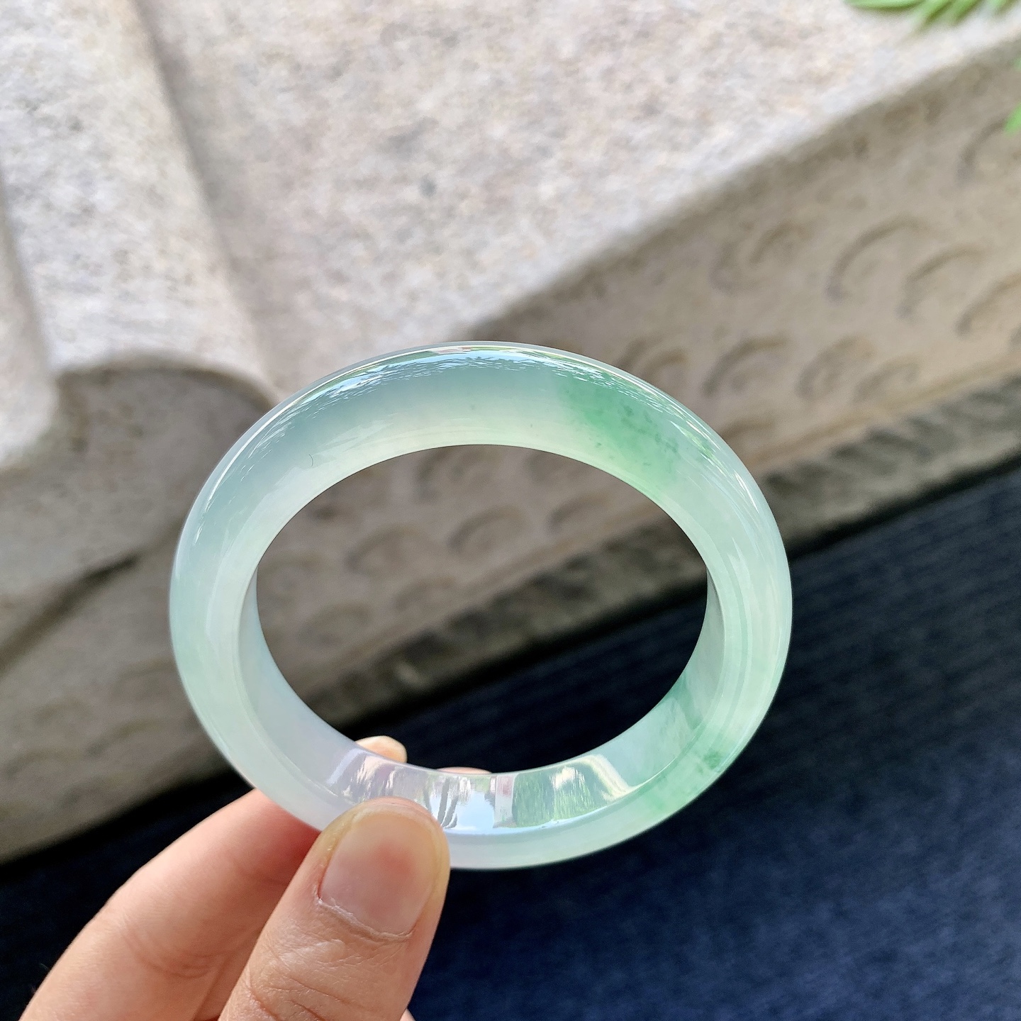 正圈 圈口52.7/11.8/8.3 编码GJ060559 冰种飘绿花，清透，水润，种老，细腻，无裂