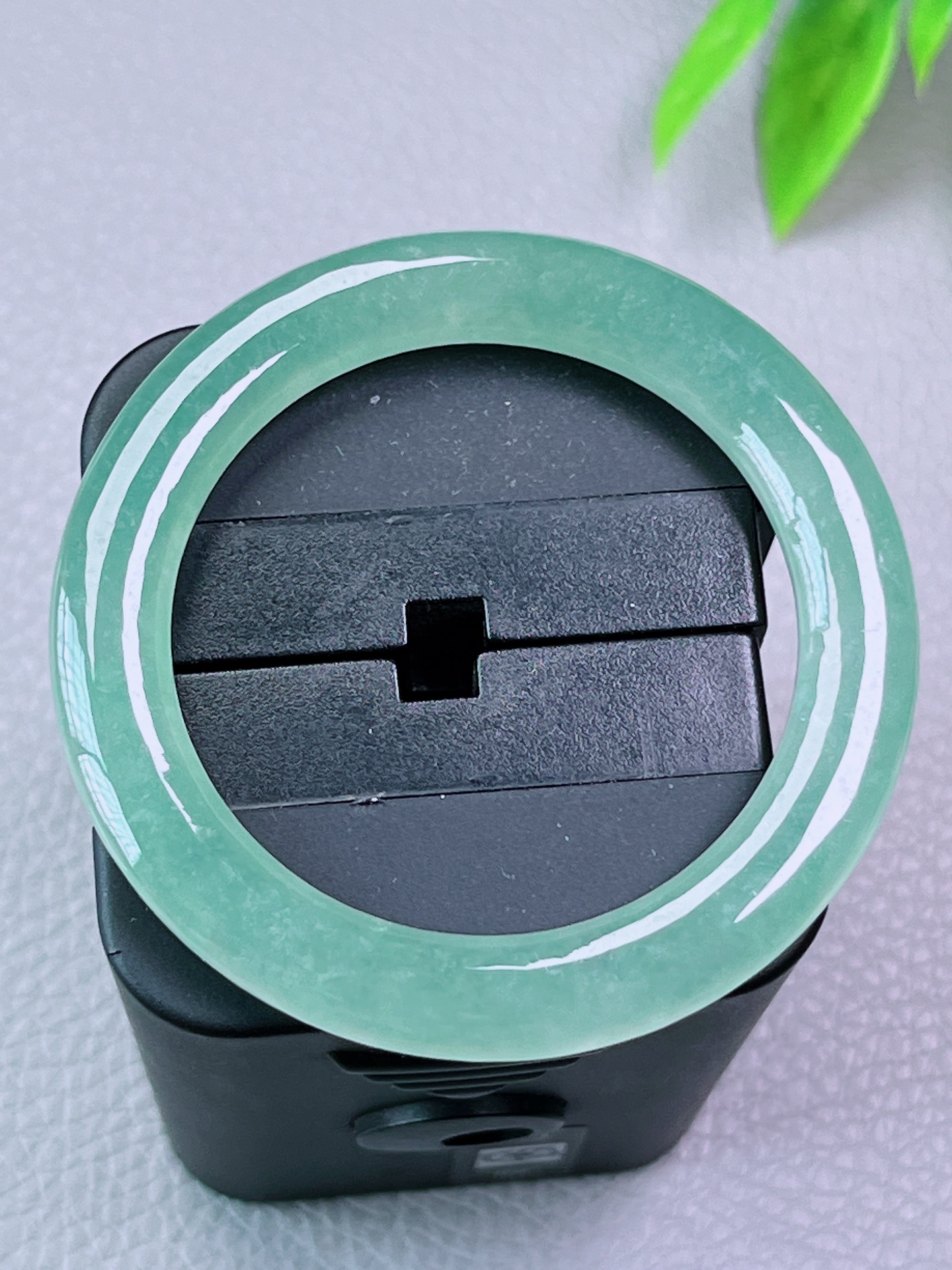 童镯，无裂，精致，冰透水润，起荧光，尺寸：36.5