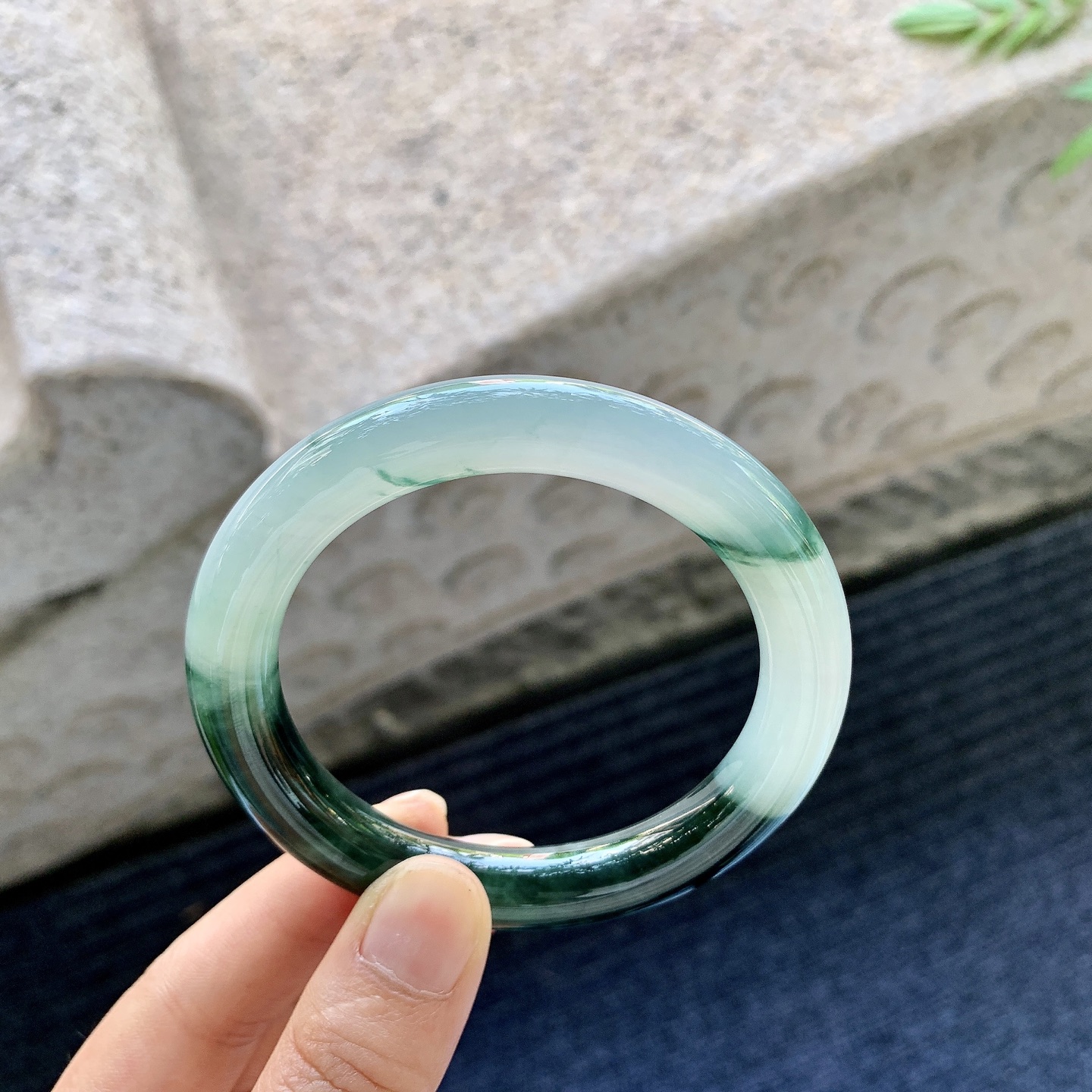圆条53 54【圈口】54.7/9.8/9.9【编码】B2060503【描述】糯冰飘绿，水润，种老，细腻，无裂