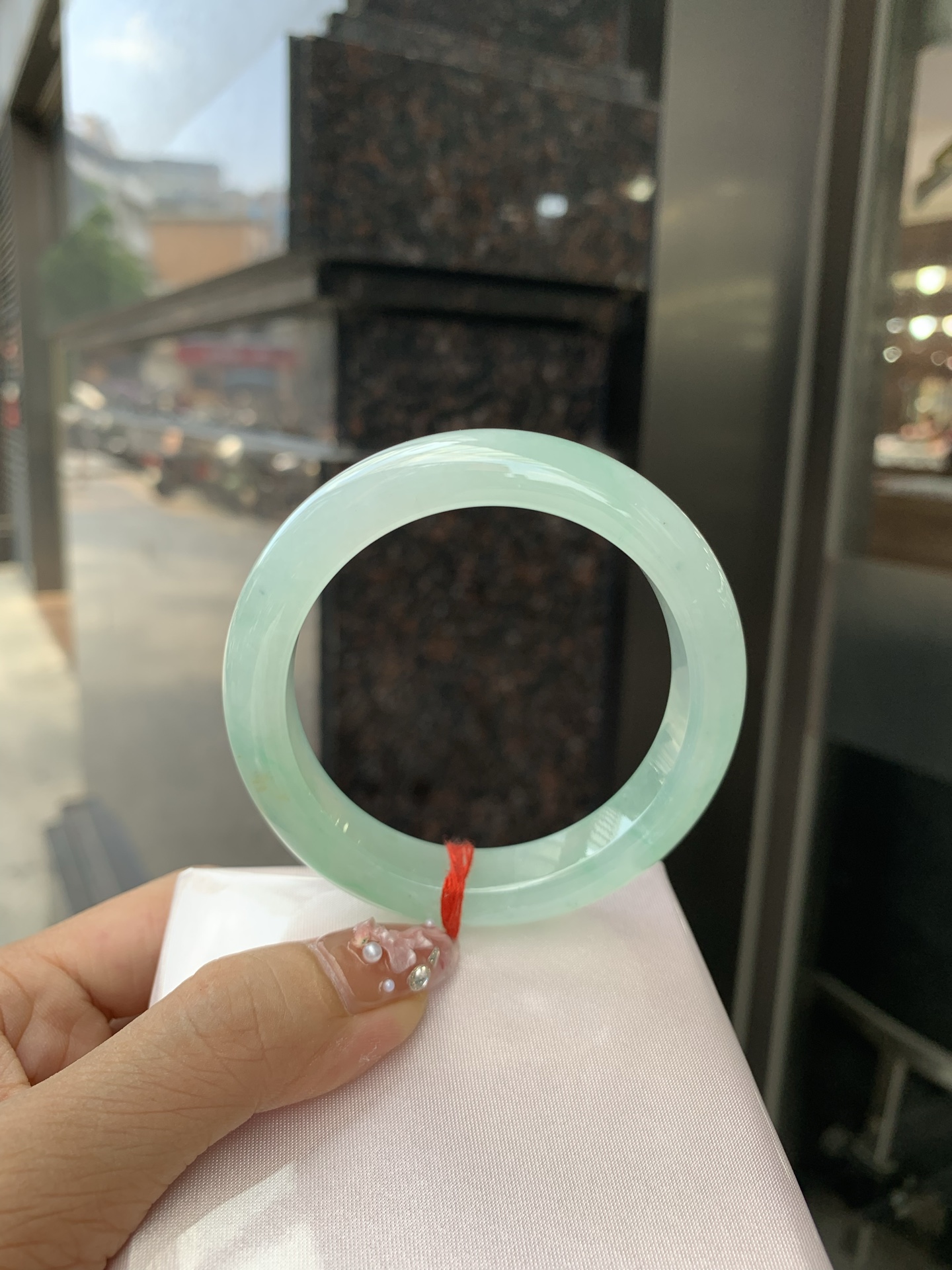 冰阳绿花美人条 50.3-8.6-8.4 0604-N890 底妆冰润细腻，春风十里不如腕间一抹绿，阳绿花如春日的嫩草，仙气缭绕，很有意境，古典优雅令人沉醉其中