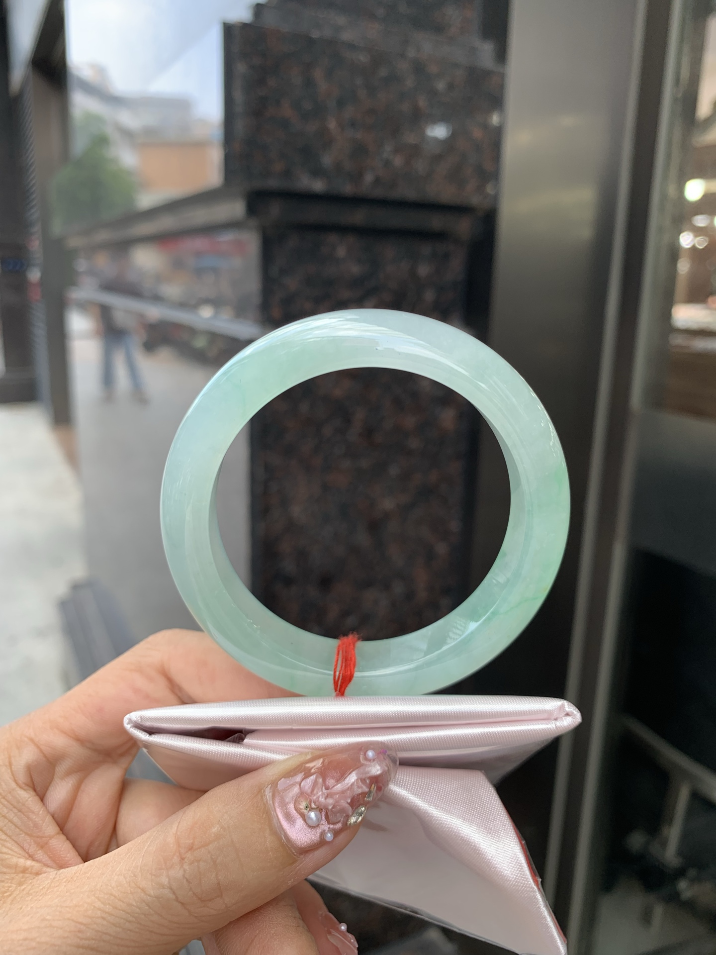 冰飘绿花正圈 55-8.8-11.9 0604-N889 打灯细纹，底妆冰润细腻，有洒金特色，春风十里不如腕间一抹绿，绿花如春日的嫩草，仙气缭绕，很有意境，古典优雅令人沉醉其中
