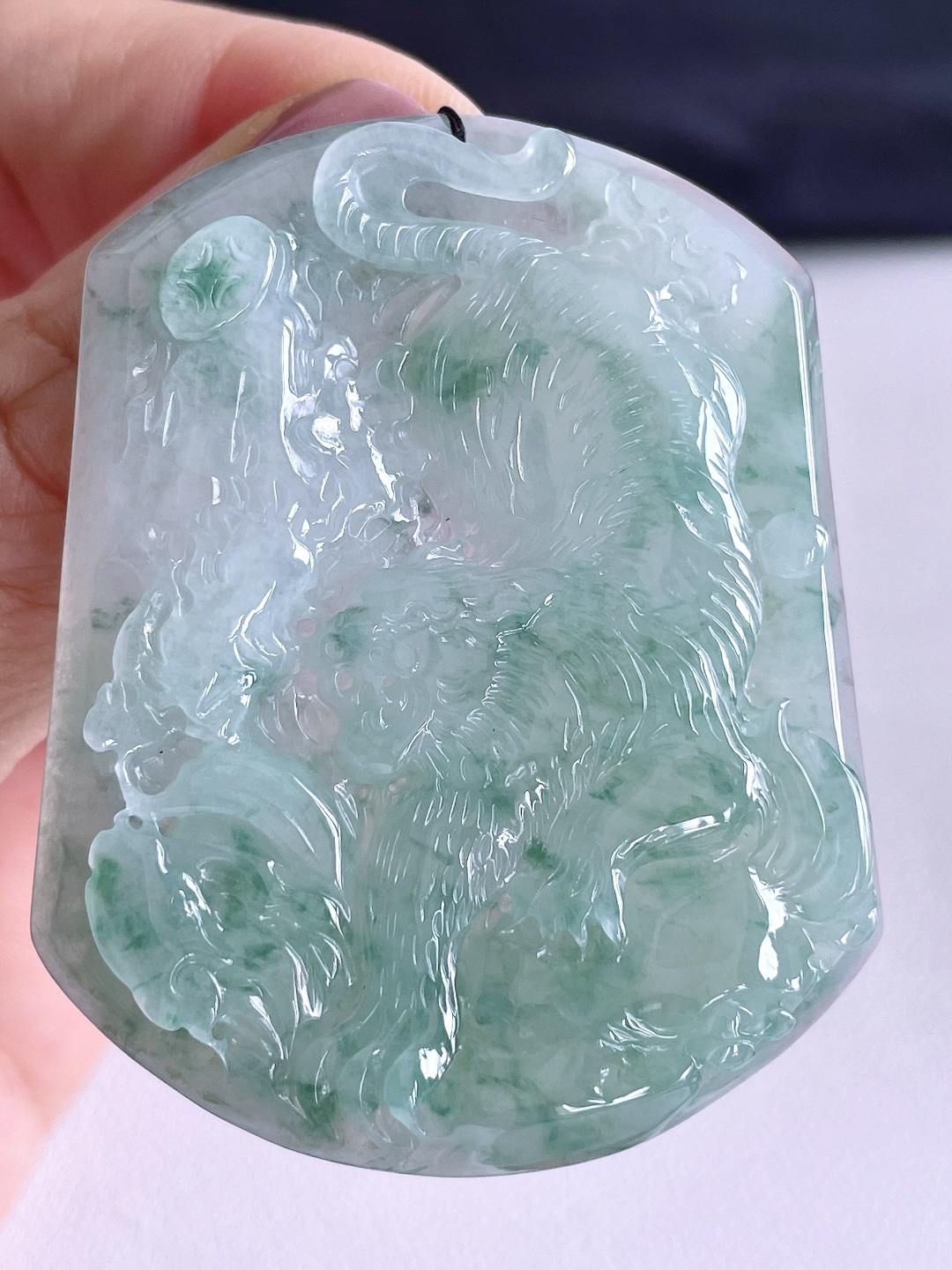 糯冰飘花生肖虎下山虎牌吊坠 说明 缅料 无裂 性比高 尺寸 55.4-44-5.2 重量 27.8克