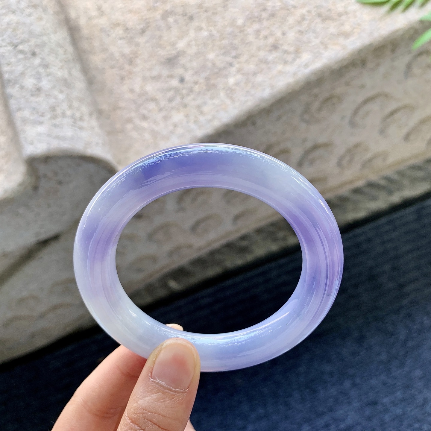 圆条55 56【圈口】55.4/11.4/11.4【编码】GJ060564【描述】糯冰，水润，种老，细腻，无裂