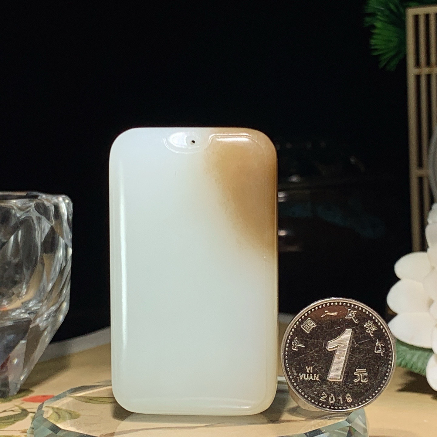 新疆且末糖白玉平安无事牌挂件 尺寸55/32/12重58.5克。玉质细腻油润。手推出油。佩戴高端典雅。lt260602