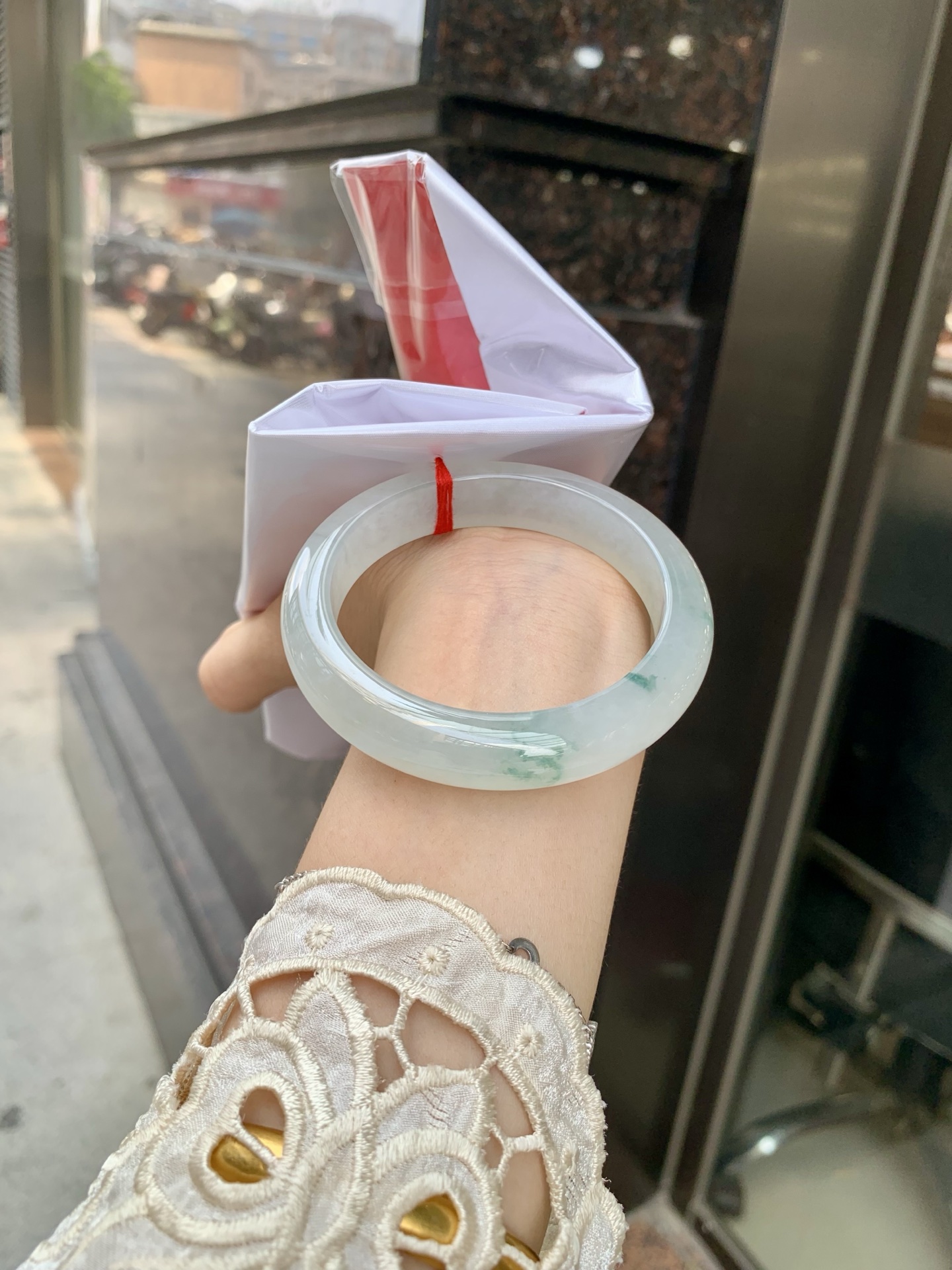 冰飘花正圈 55.3-8.5-12 0604-N887 打灯细纹，底妆冰润素白，冰底中开出了朵朵蓝花，飘花灵动飘逸，勾勒出一幅唯美诗意的山水意境画，古典优雅又秀气