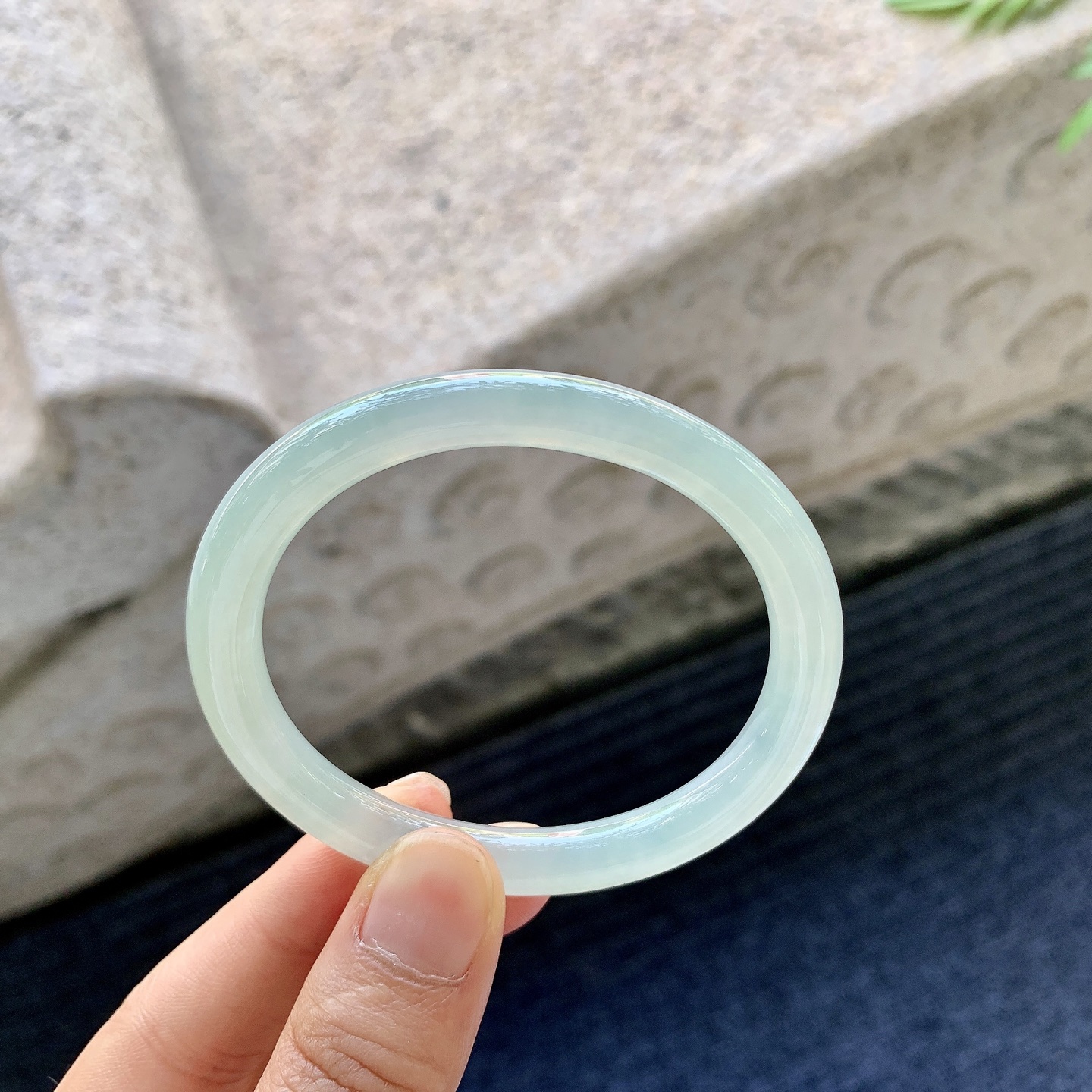糯冰淡绿，水润，种老，细腻，无裂