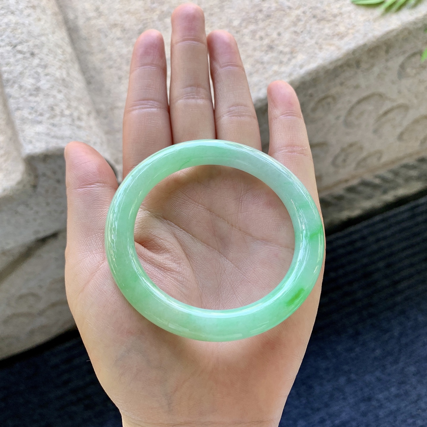圆条51 52【圈口】52/8.6/8.9【编码】G7060535【描述】细糯飘绿，水润，种老，细腻，有纹线