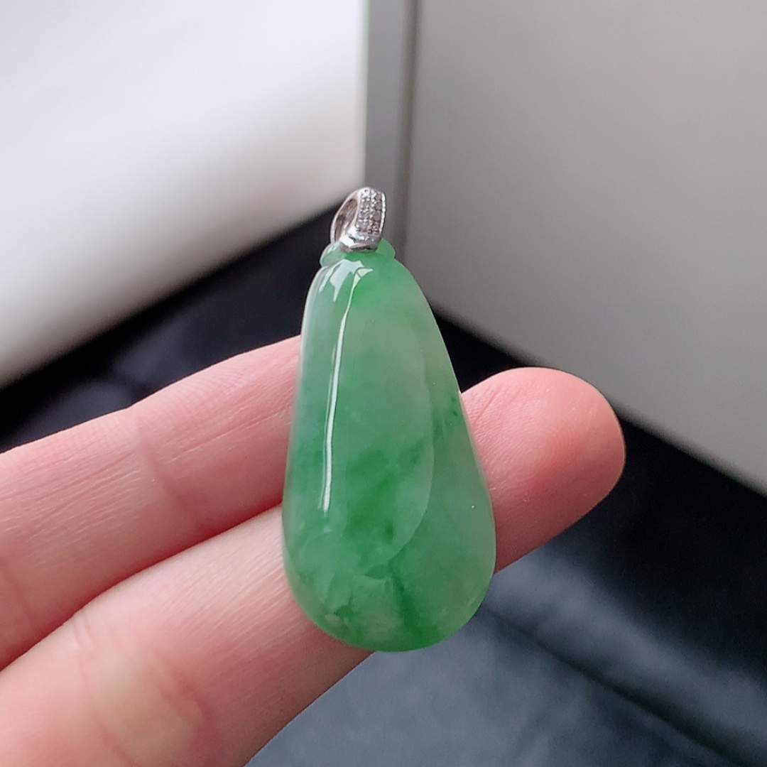 冰飘绿福瓜吊坠。翠色明媚 种老水润，饱满细腻，佩戴优雅时尚 货号35602，15.6-5.1