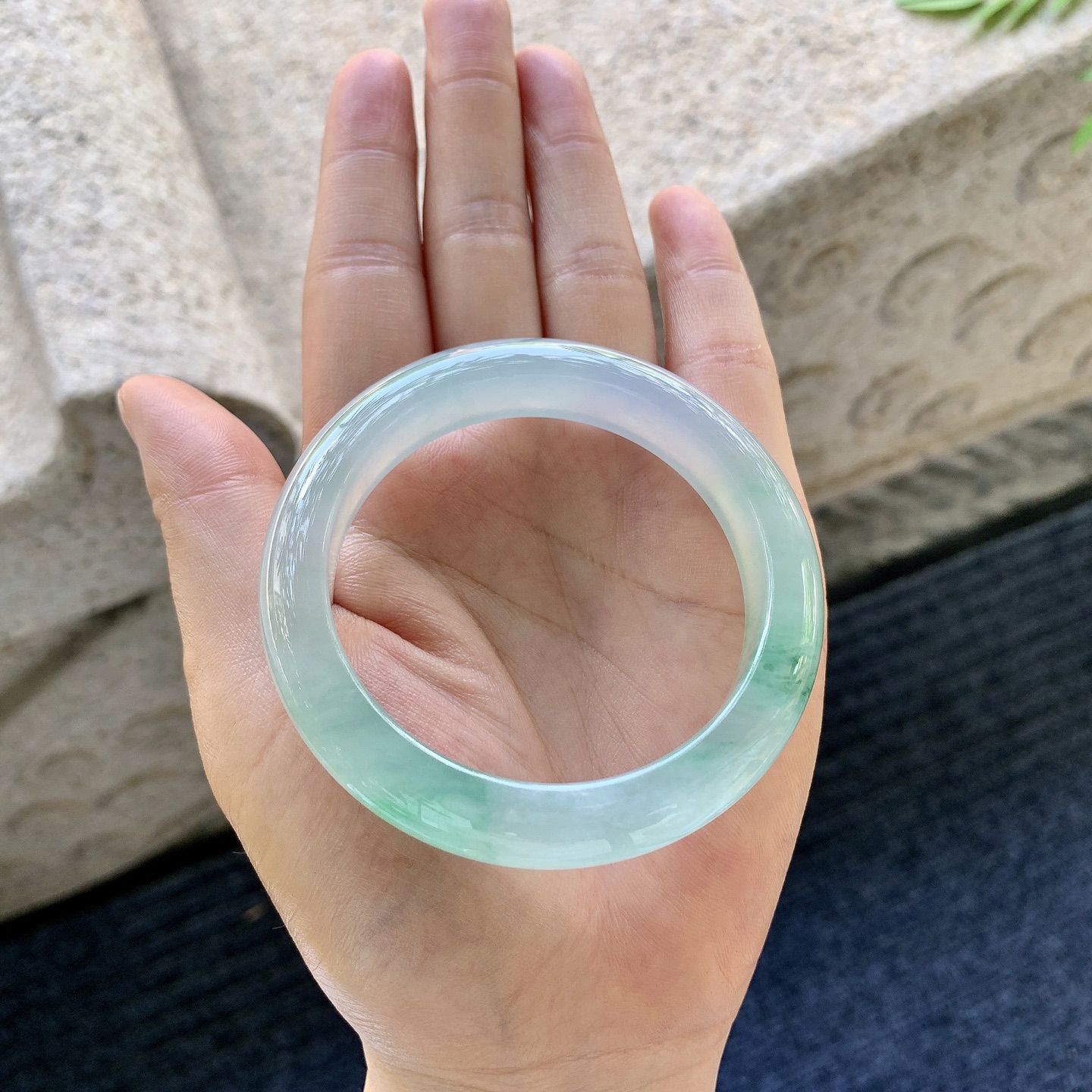 正圈 圈口52.7/11.8/8.3 编码GJ060559 冰种飘绿花，清透，水润，种老，细腻，无裂