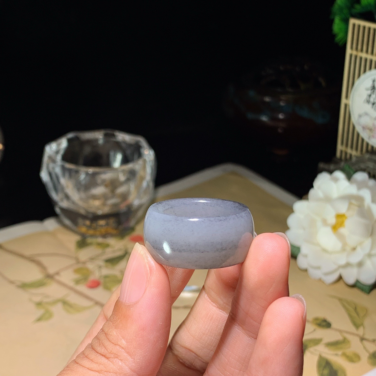 新疆和田玉籽料青花扳指 内径20尺寸12/4重10.4克。玉质细腻油润。手推出油。佩戴高端典雅。lt260602
