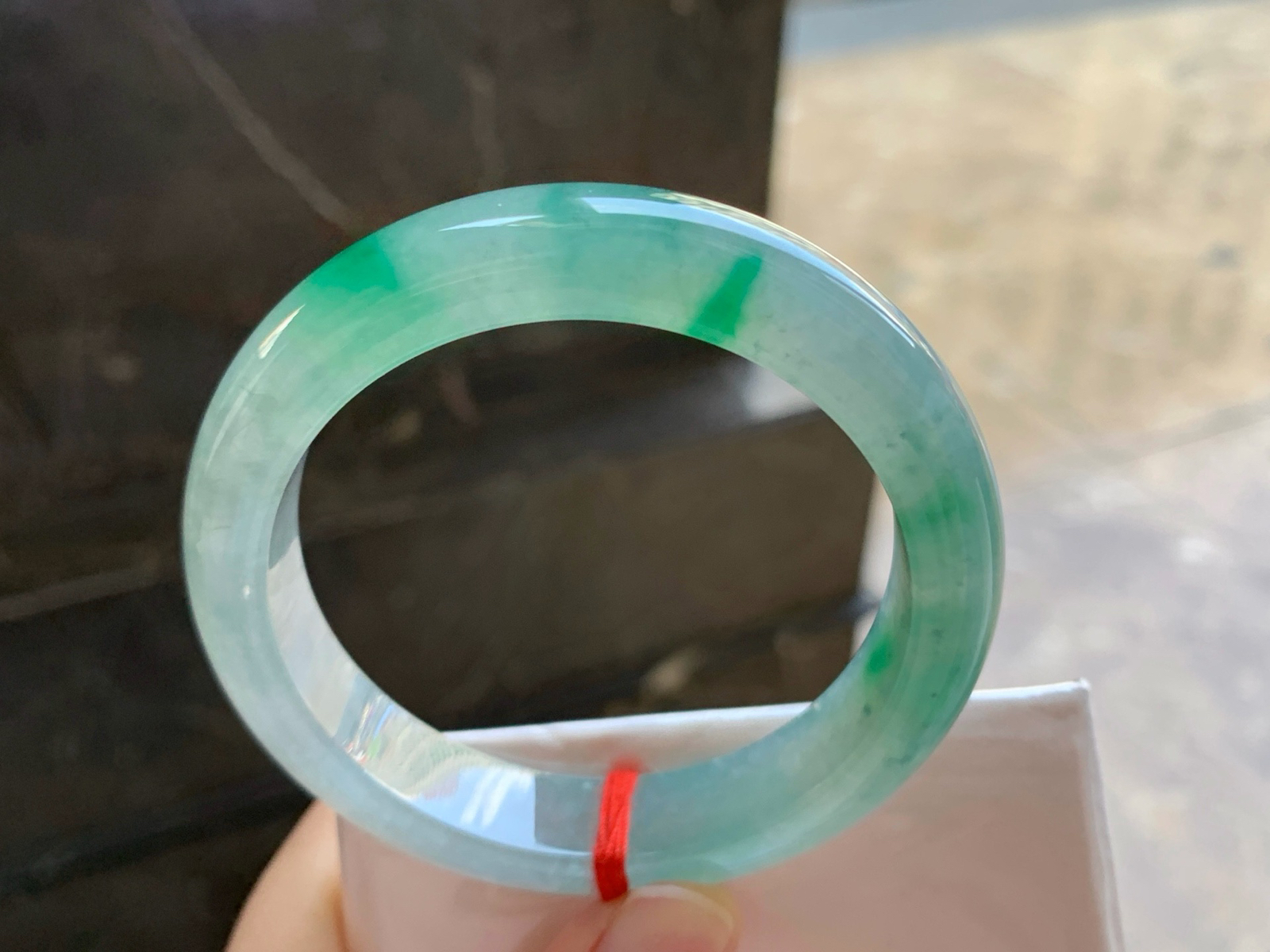 54.5-12.4-8.6
飘绿手镯^_^种水好