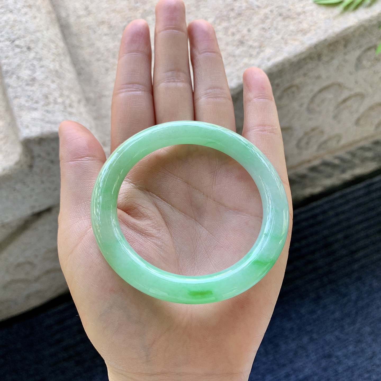 圆条51 52【圈口】52/8.6/8.9【编码】G7060535【描述】细糯飘绿，水润，种老，细腻