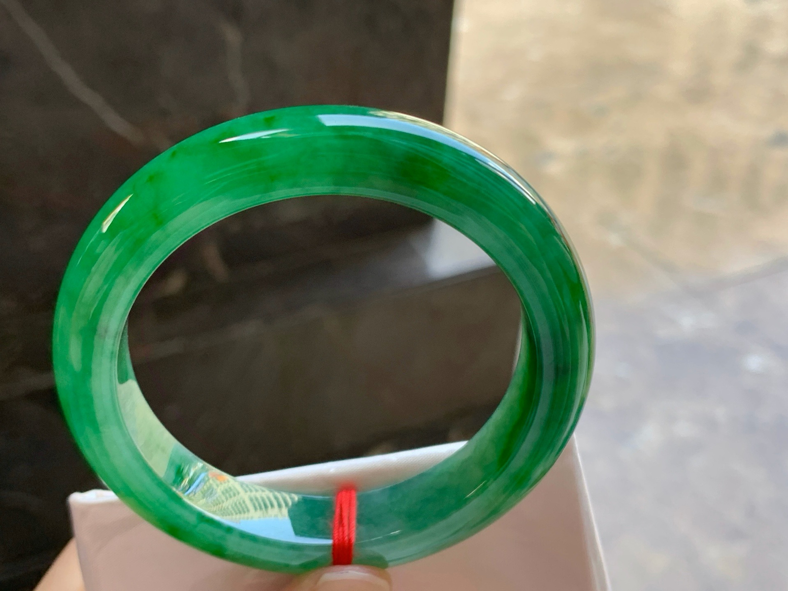 53.5-11.8-8.7
浓绿色手镯^_^颜色鲜艳 玉质温润