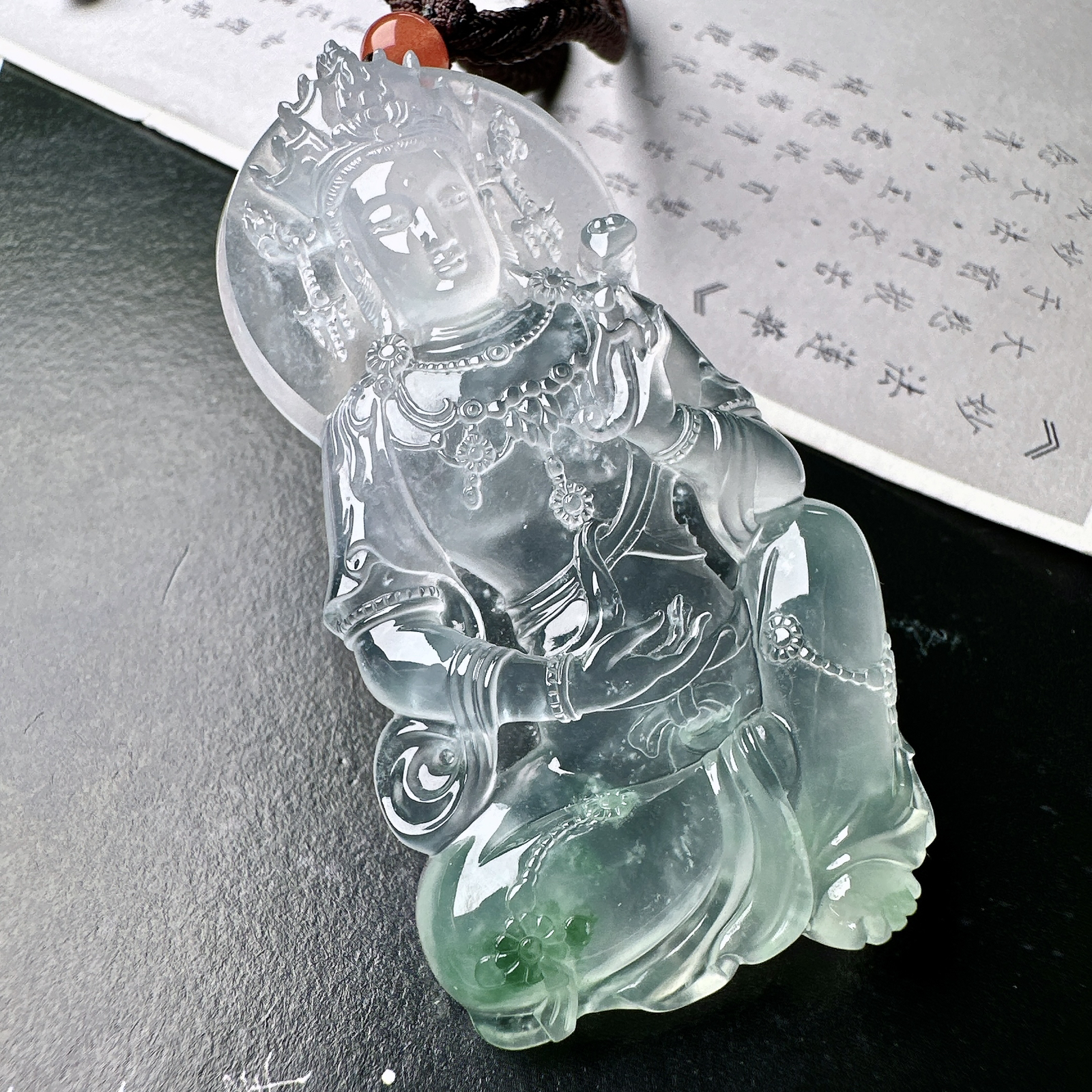 【玻璃种飘绿自在观音】种老质地细腻，冰润纯净，光感好。雕工精美，收藏品质