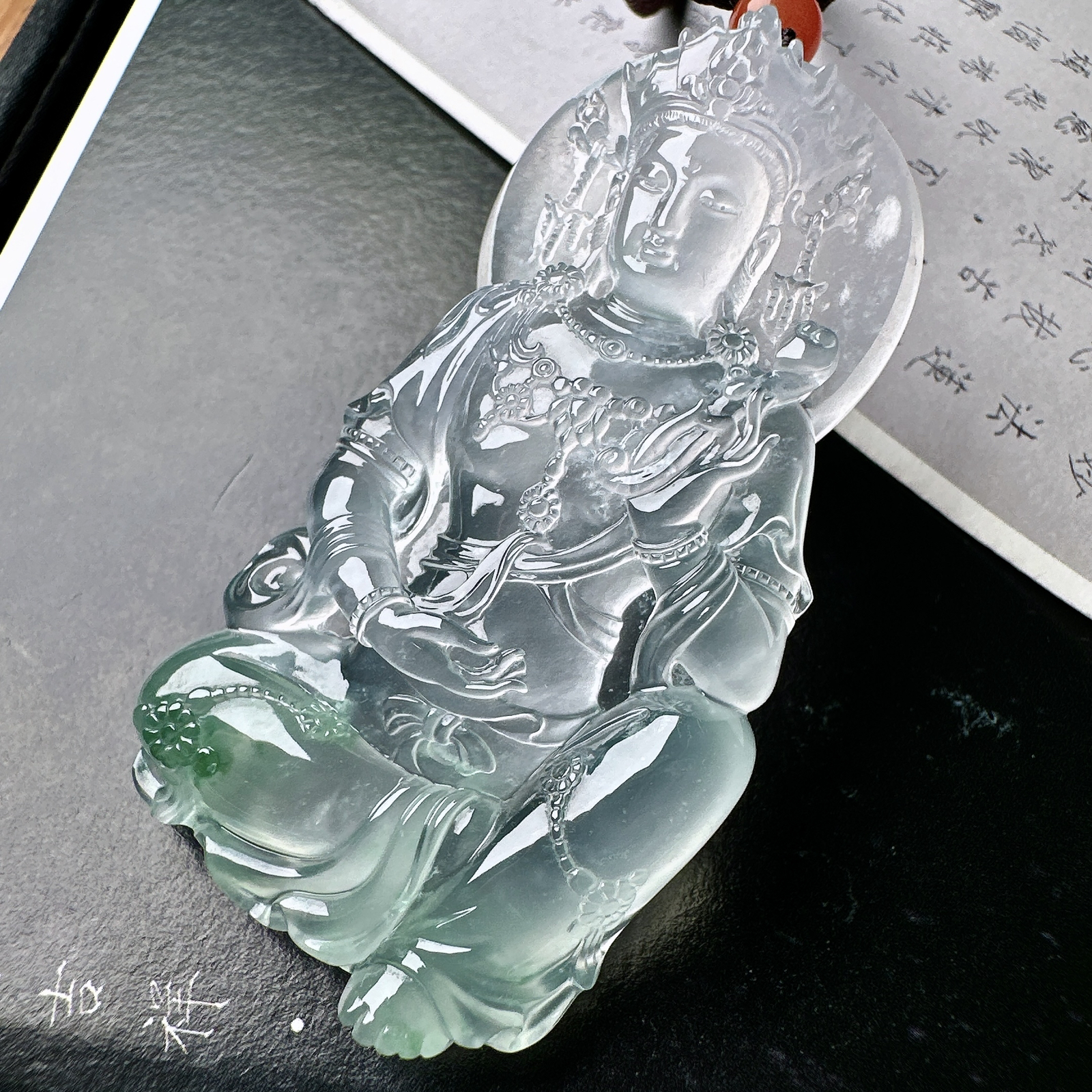 【玻璃种飘绿自在观音】种老质地细腻，冰润纯净，光感好。雕工精美，收藏品质