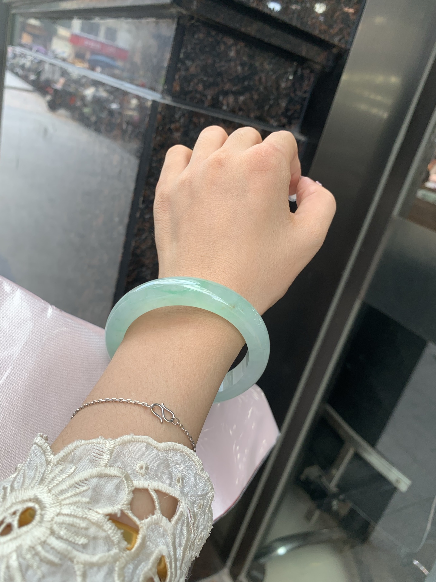 冰飘绿花正圈 55-8.8-11.9 0604-N889 打灯细纹，底妆冰润细腻，有洒金特色，春风十里不如腕间一抹绿，绿花如春日的嫩草，仙气缭绕，很有意境，古典优雅令人沉醉其中
