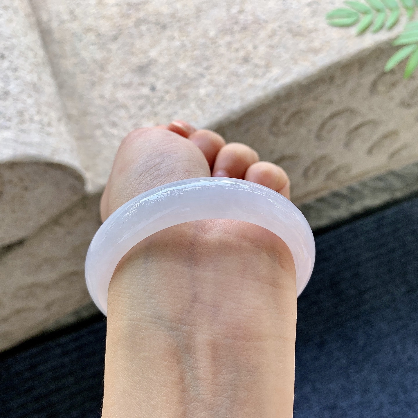 正圈53 54【圈口】53.1/12/7.7【编码】AF060556【描述】糯冰淡紫，水润，种老，细腻，打灯有棉线