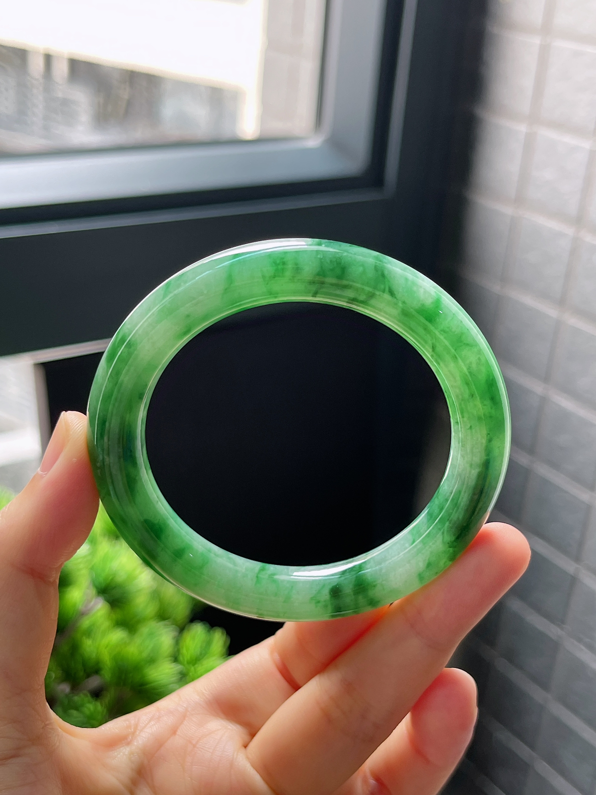 圈口52.2，糯冰飘绿圆条翡翠手镯