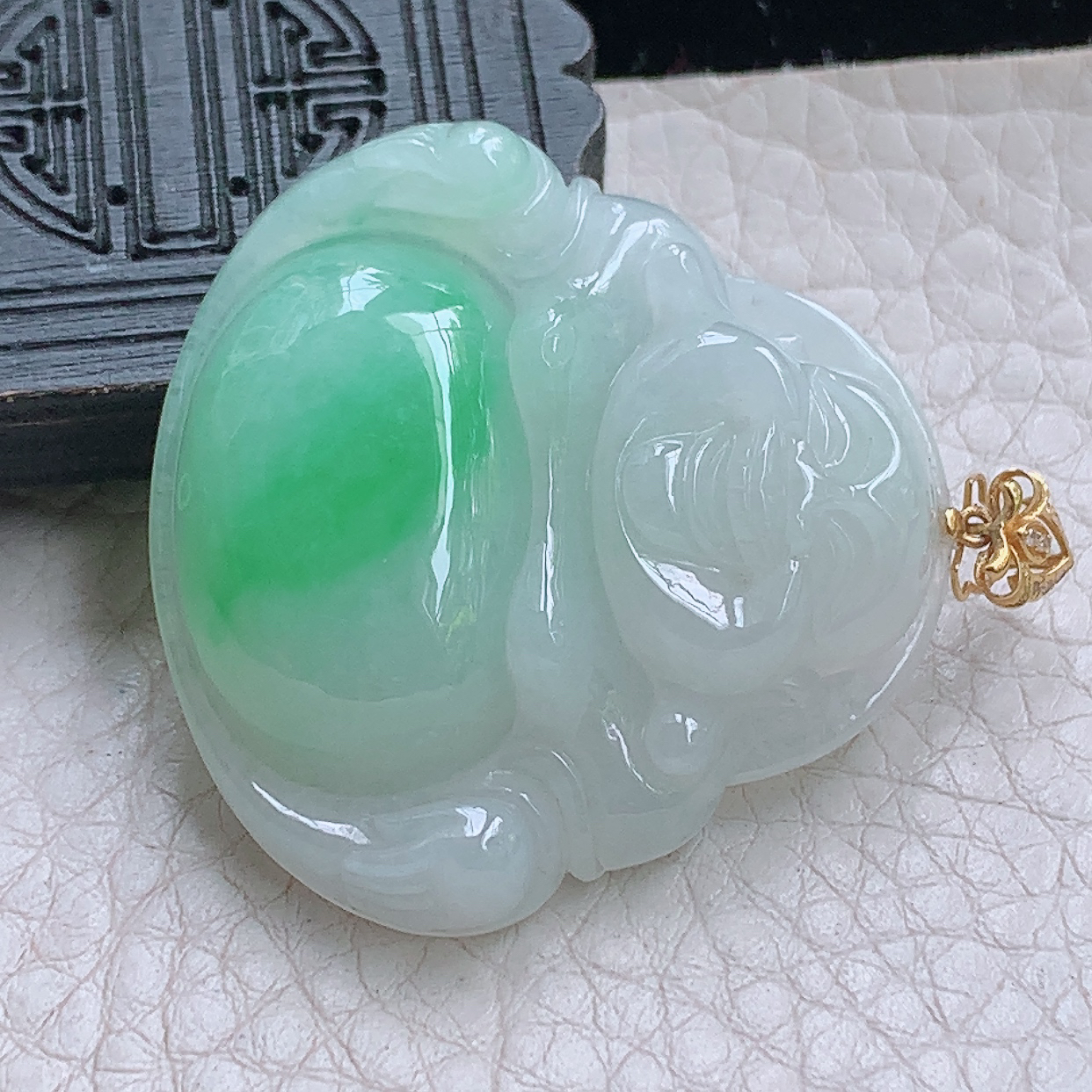zz3实拍35.2*36.6*7.8天然缅甸翡翠飘绿大佛公吊坠 18k金扣