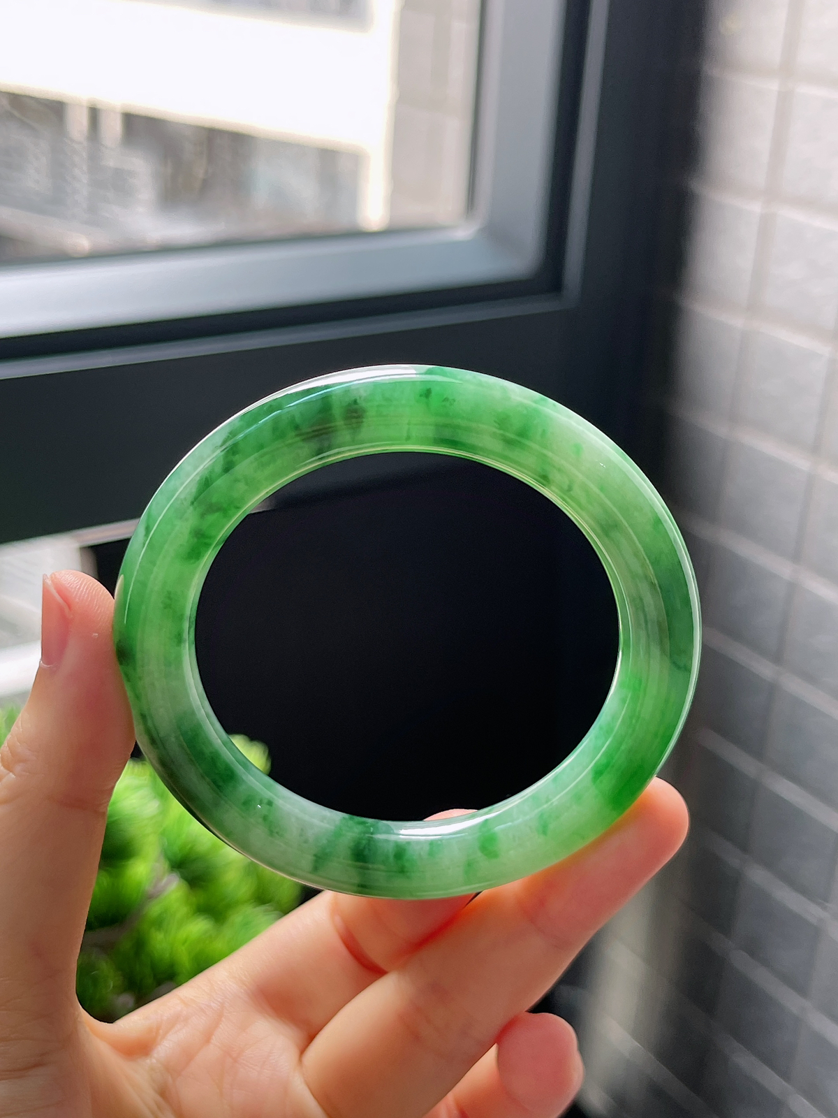 圈口52.2，糯冰飘绿圆条翡翠手镯