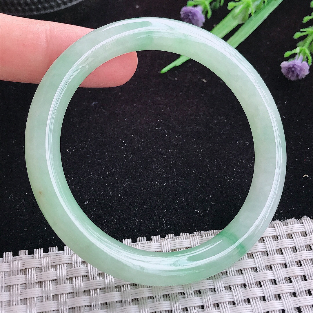 实拍A货翡翠55.5/8.8/8.6老坑冰胶飘阳绿圆条手镯玉手镯女款平安镯