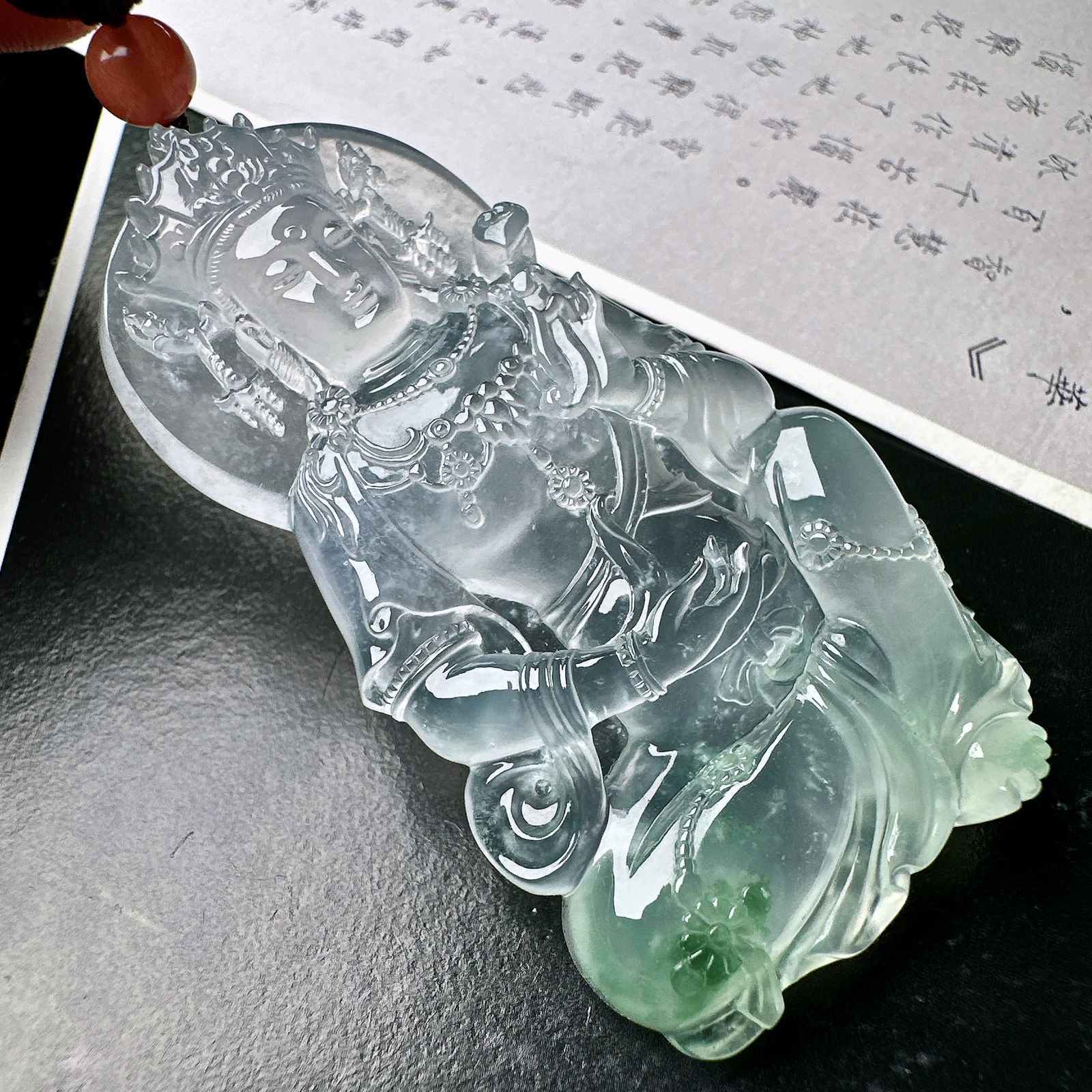 【玻璃种飘绿自在观音】种老质地细腻，冰润纯净，光感好。雕工精美，收藏品质