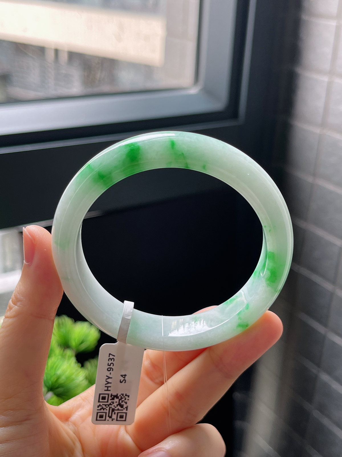 正圈56.5圈口，翡翠糯化种飘绿手镯，白底青阳绿