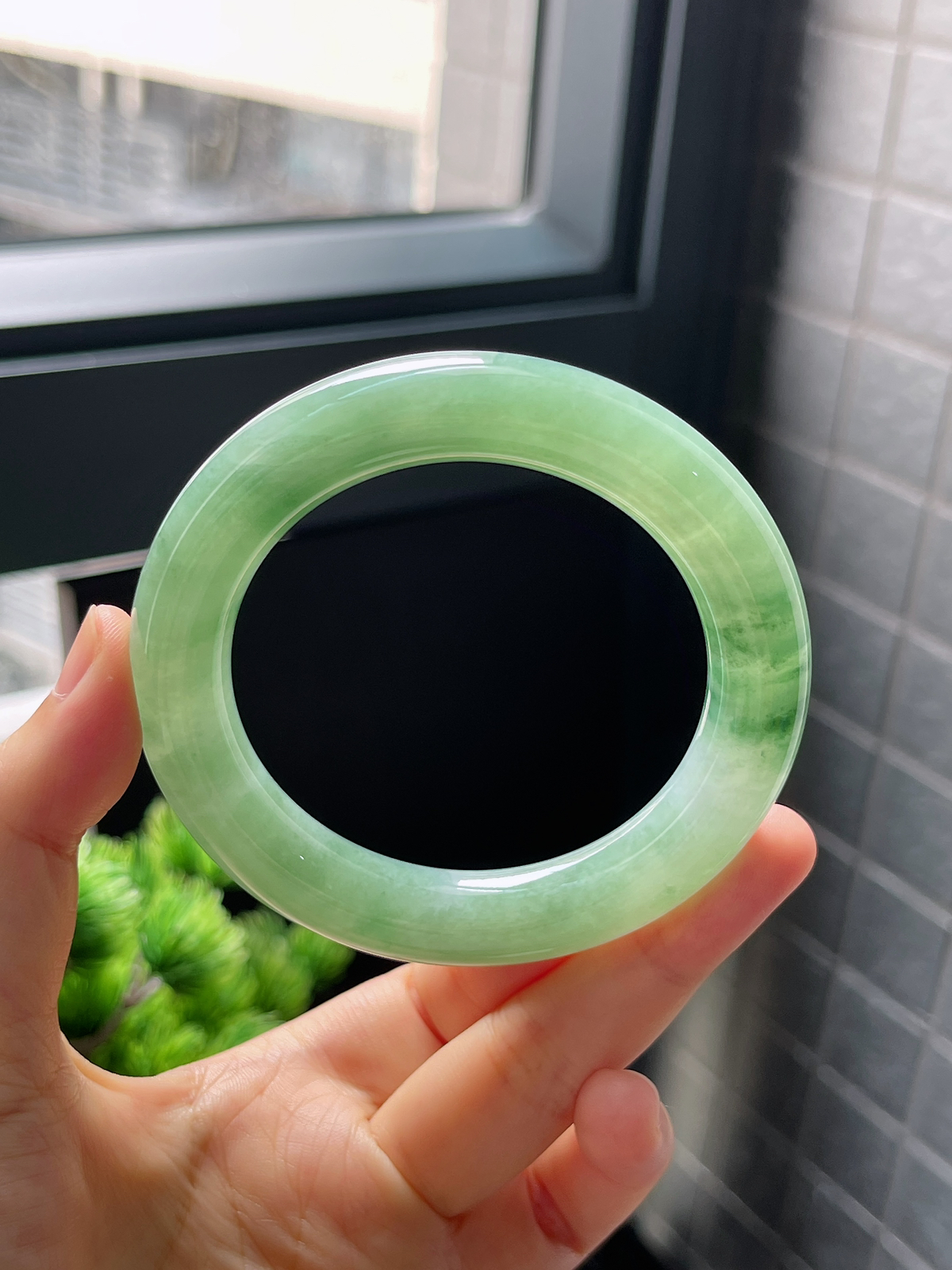 圈口55，冰糯飘花圆条翡翠手镯