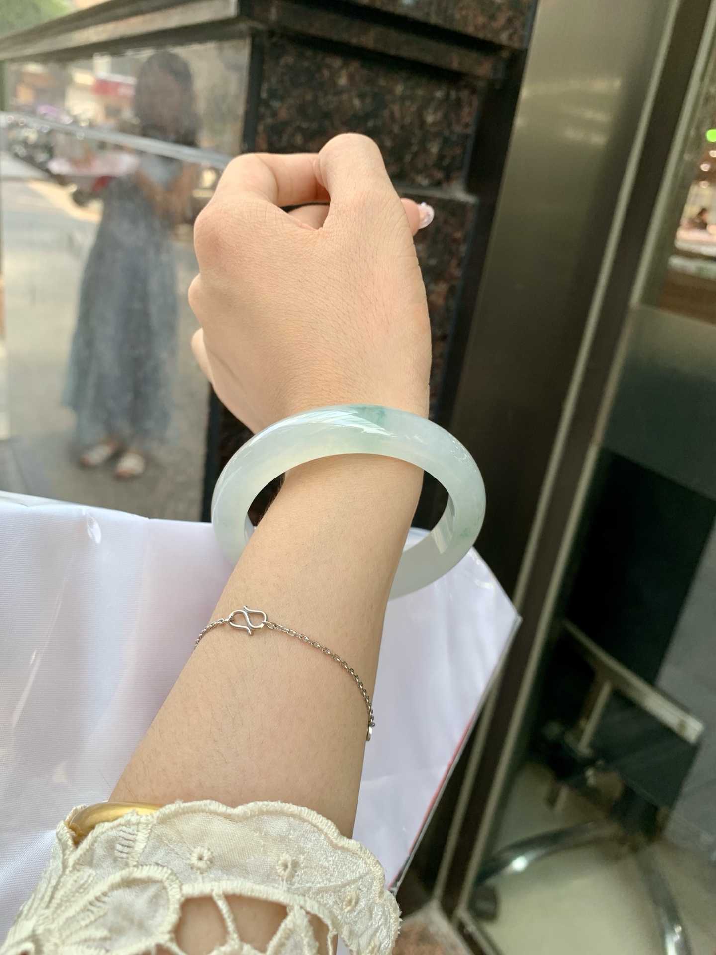 冰飘花正圈 55.3-8.5-12 0604-N887 打灯细纹，底妆冰润素白，冰底中开出了朵朵蓝花，飘花灵动飘逸，勾勒出一幅唯美诗意的山水意境画，古典优雅又秀气