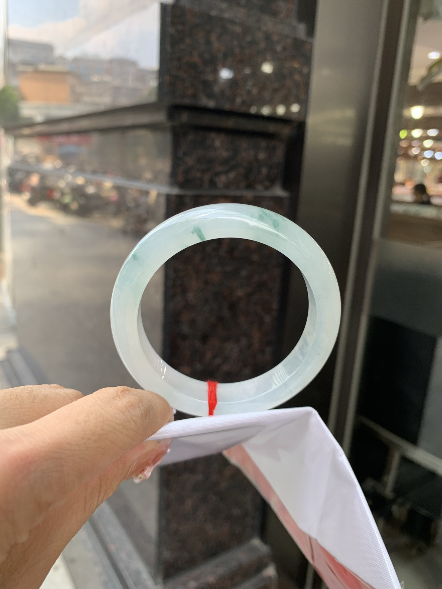 冰飘花正圈 55.3-8.5-12 0604-N887 打灯细纹，底妆冰润素白，冰底中开出了朵朵蓝花，飘花灵动飘逸，勾勒出一幅唯美诗意的山水意境画，古典优雅又秀气