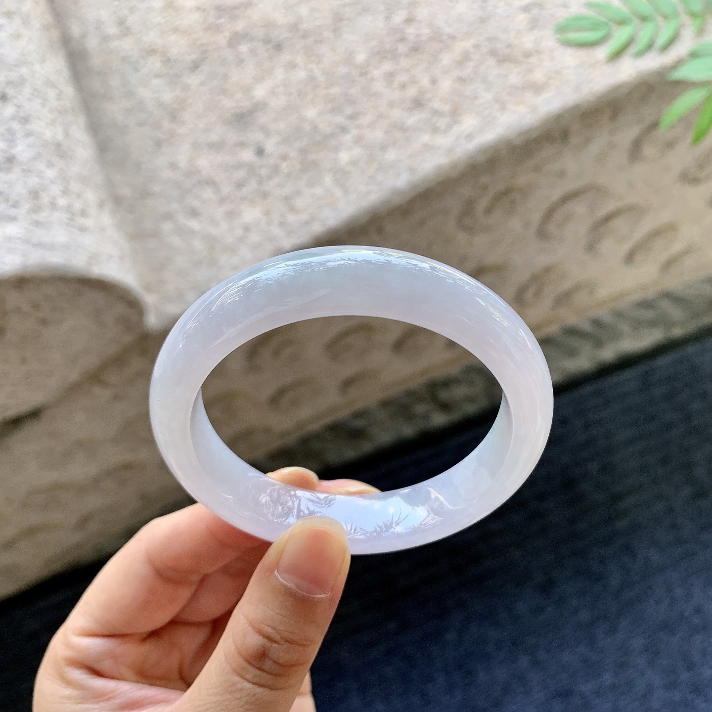 正圈53 54【圈口】53.1/12/7.7【编码】AF060556【描述】糯冰淡紫，水润，种老，细腻，打灯有棉线