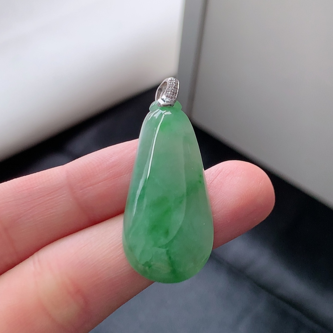 冰飘绿福瓜吊坠。翠色明媚 种老水润，饱满细腻，佩戴优雅时尚 货号35602，15.6-5.1