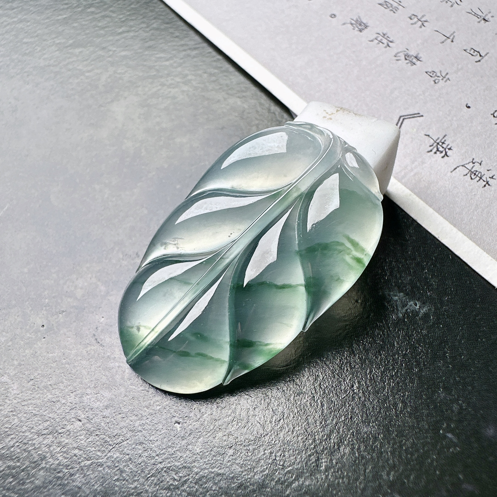 【冰种飘花叶子】金枝玉叶，质地细腻，冰润透亮，光泽出众