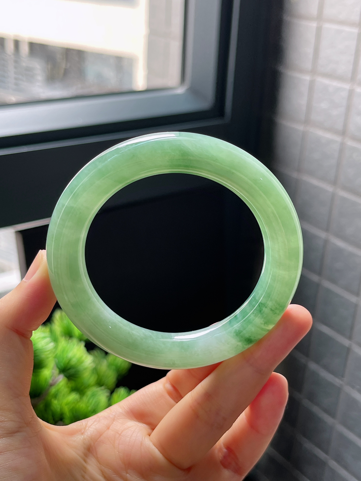 圈口55，冰糯飘花圆条翡翠手镯